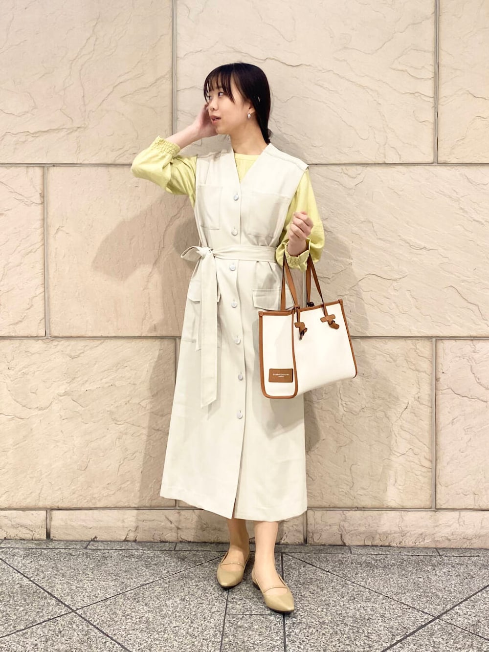 「ワンピース、キレイめ、きれいめカジュアル、ブラウス、春コーデ、春服、newarrival、オフィスカジュアル、フェミニン、ROSSO、オンオフ兼用、オンオフ、大人かわいい、20代後半、食事会」｜「URBAN RESEARCH ROSSO WOMENのポケットデザインレイヤードワンピース（ワンピース、ベージュ系）」を使った、matsuさん（レディース・162cm）の春コーディネートの1枚目の写真