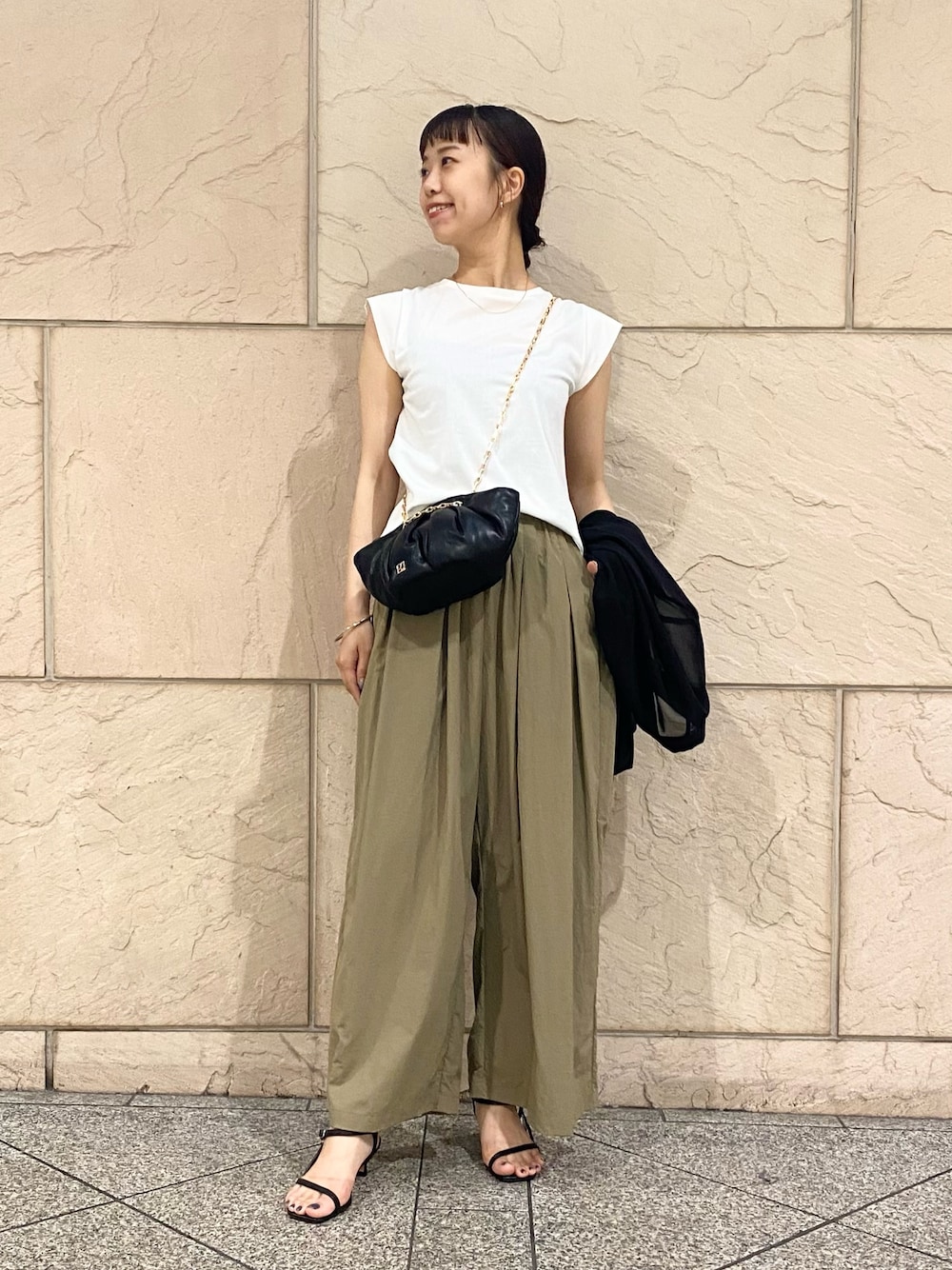 「URBAN RESEARCH ROSSO、URBAN RESEARCH、きれいめカジュアル、白Tシャツ、ショルダーバッグ、夏ファッション、オトナカジュアル、Tシャツコーデ、シアー、ジャケット、ワイドパンツ」｜「URBAN RESEARCH ROSSO WOMENのLE VERNIS　Momo mini bag（ハンドバッグ、ブラック系）」を使った、matsuさん（レディース・162cm）の夏コーディネートの1枚目の写真