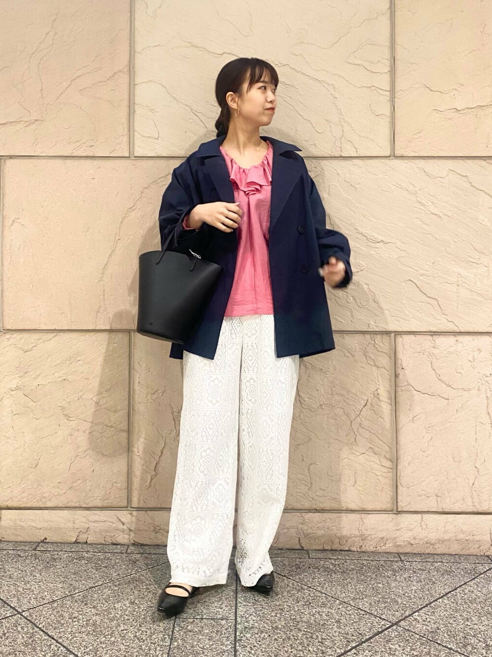 「大人カジュアル、キレイめ、アウター、きれいめカジュアル、パンツ、春コーデ、着回しコーデ、春服、春アウター、newarrival、フェミニン、ROSSO、オンオフ兼用、オンオフ、大人かわいい」｜「URBAN RESEARCH ROSSO WOMENのレースワイドパンツ（その他パンツ、ホワイト系）」を使った、matsuさん（レディース・162cm）の冬コーディネートの1枚目の写真