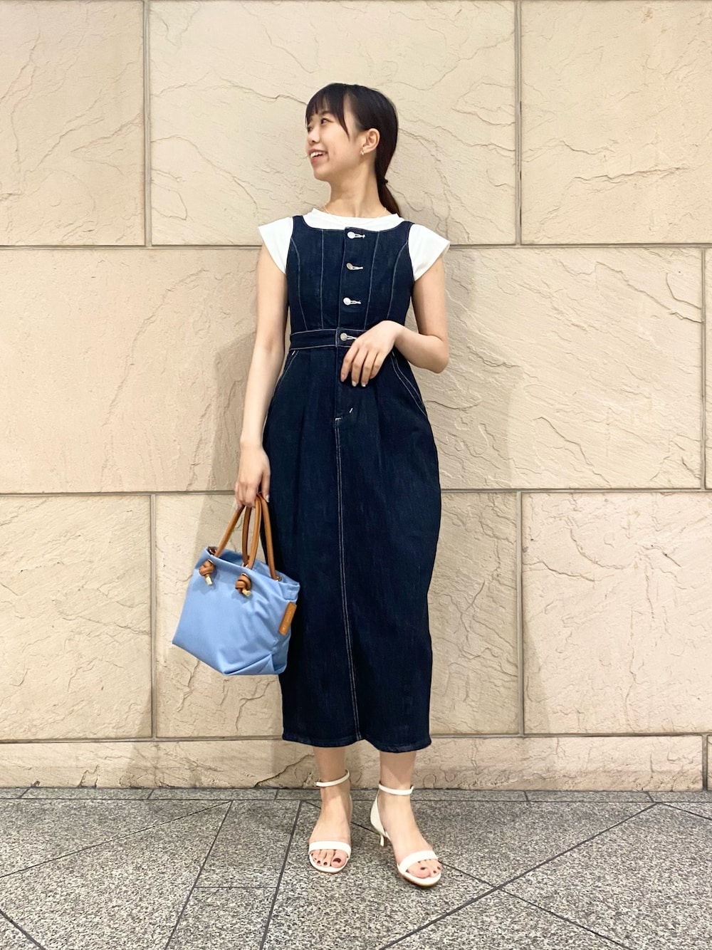 「URBAN RESEARCH ROSSO、お出かけコーデ、レイヤードスタイル、デニム、きれいめカジュアル、春夏コーデ、オトナカジュアル、ＧＷ、夏、ジャンパースカート、LEE」｜「Leeの『別注』Lee×ROSSO　BALOON DENIM DRESS（ワンピース、ブルー系）」を使った、matsuさん（レディース・162cm）の春コーディネートの1枚目の写真