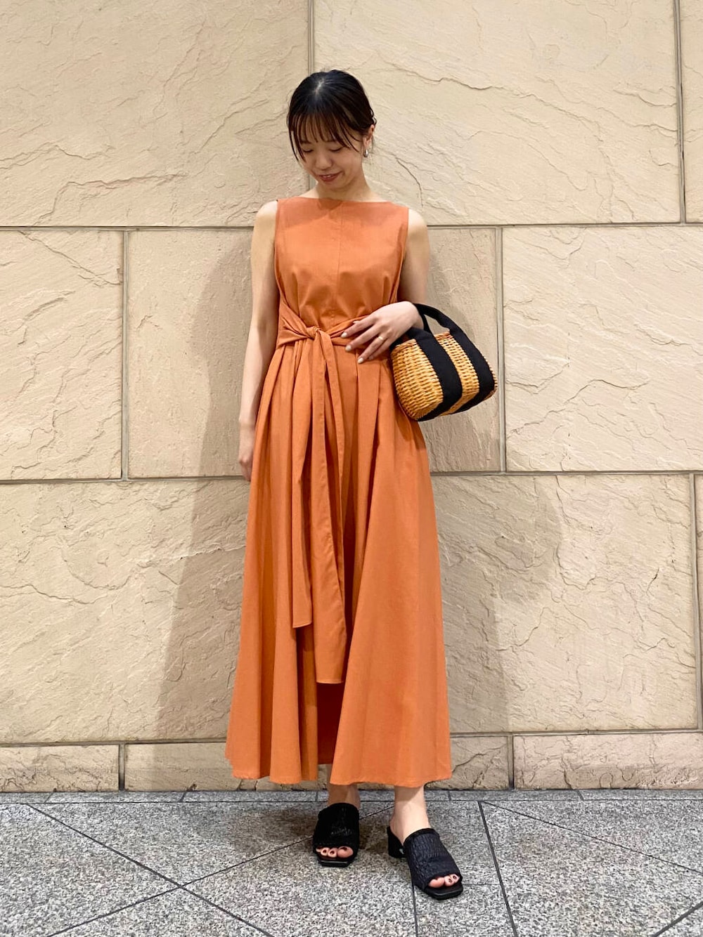 「ワンピース、大人カジュアル、キレイめ、きれいめカジュアル、夏コーデ、newarrival、休日スタイル、フェミニン、ROSSO、夏服、大人かわいい、20代後半、骨格ウェーブ、夏ワンピース、暑い」｜「VIOLAd'OROのVIOLAd’ORO　ラタンバスケット型2WAYトート（ハンドバッグ、ブラック系）」を使った、matsuさん（レディース・162cm）の夏コーディネートの1枚目の写真