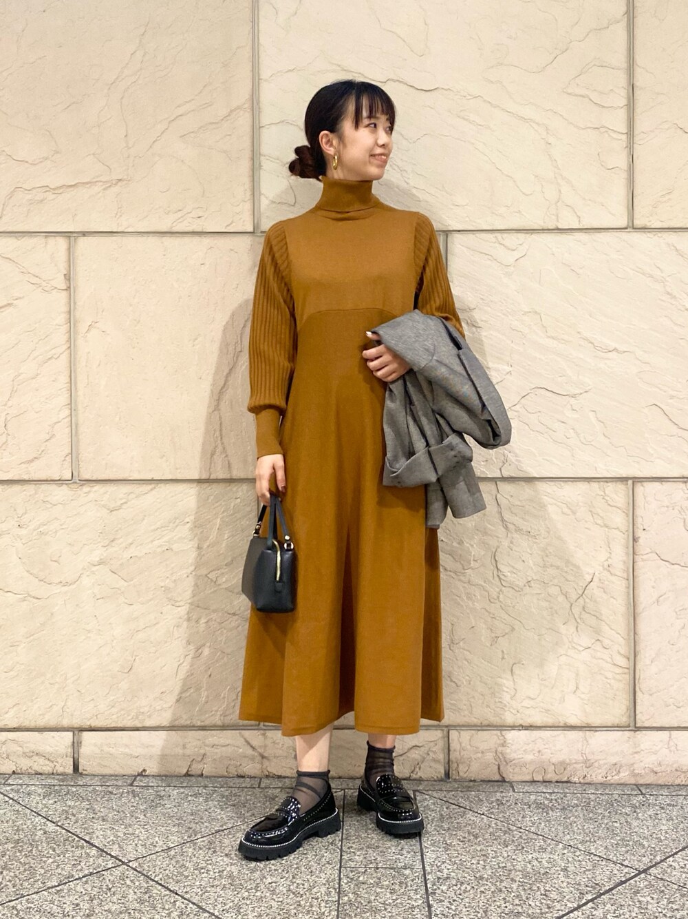 「URBAN RESEARCH ROSSO、URBAN RESEARCH、秋コーデ、ブラウン、ハロウィン、お出かけコーデ、ワンピース、きれいめカジュアル、秋冬コーデ、リラックススタイル、テーラードジャケット、イエベ秋、ニットワンピース」｜「URBAN RESEARCH ROSSO WOMENの『WEB限定』タートルネックデザインスリーブワンピース（ワンピース、イエロー系）」を使った、matsuさん（レディース・162cm）の秋コーディネートの1枚目の写真