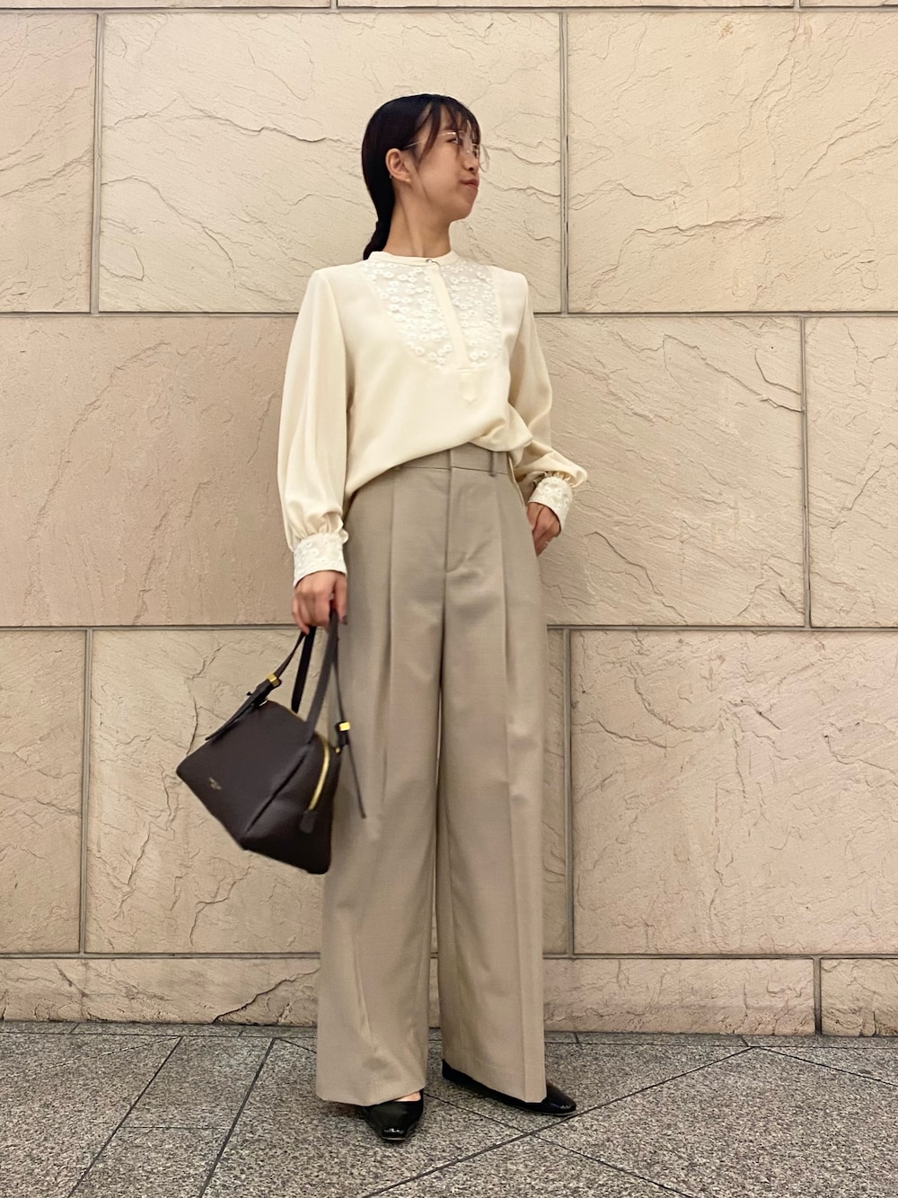 ベージュ系のシャツ/ブラウス、ベージュ系のその他パンツ、ブラウン系のショルダーバッグを着用したレディースの秋コーディネートの1枚目の写真