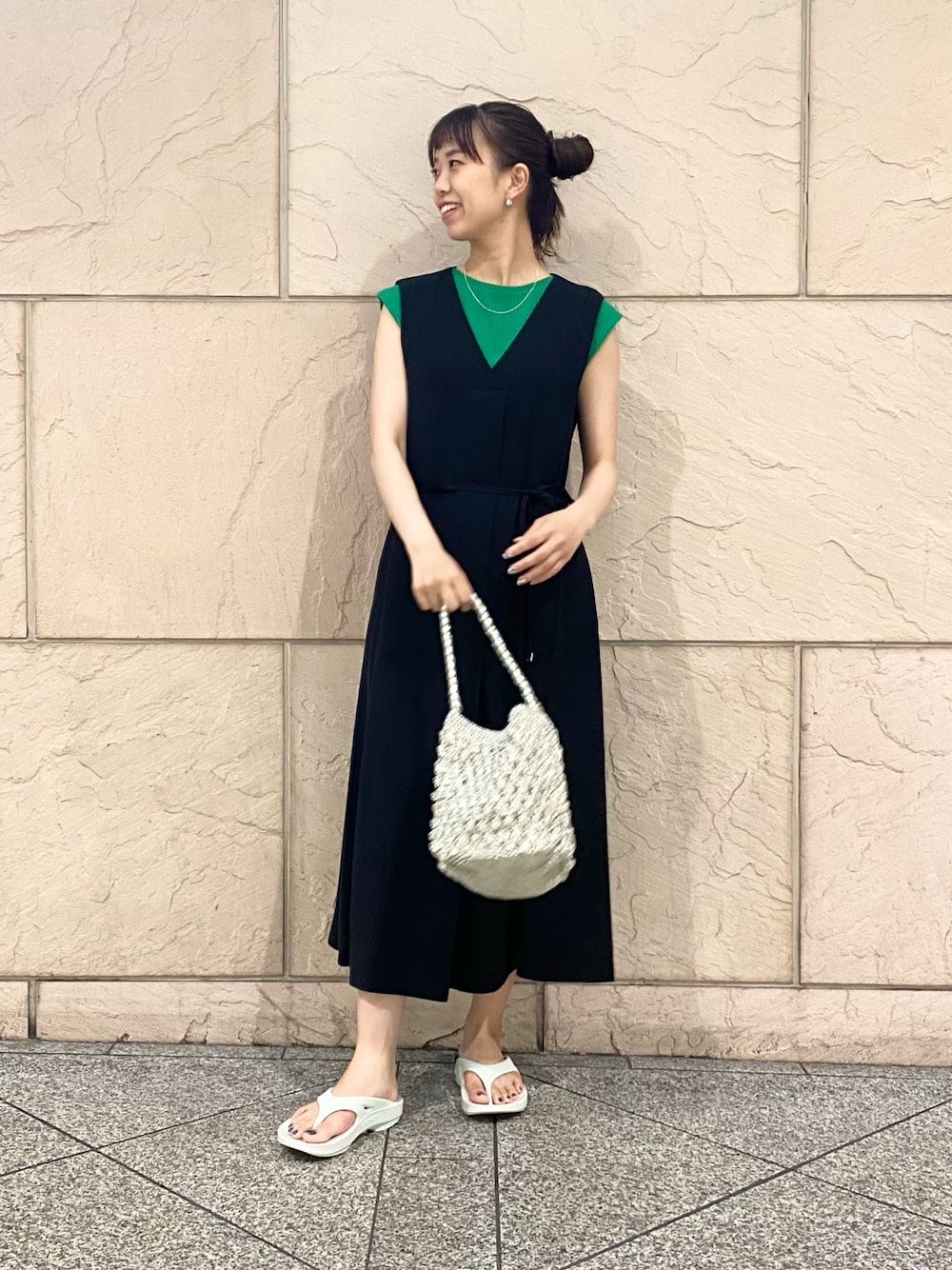 「URBAN RESEARCH ROSSO、URBAN RESEARCH、テーマパークコーデ、サンダル、アウトドアスタイル、ショルダーバッグ、夏コーデ、お出かけコーデ、オールインワン、BBQ」｜「URBAN RESEARCH ROSSO WOMENの撥水Vネックオールインワン（つなぎ/オールインワン、ブラック系）」を使った、matsuさん（レディース・162cm）の夏コーディネートの1枚目の写真