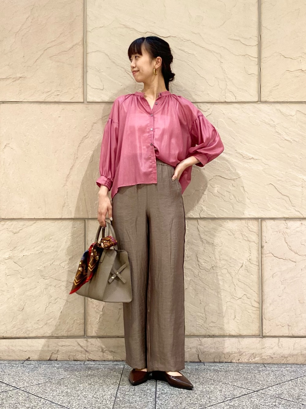 「URBAN RESEARCH ROSSO、URBAN RESEARCH、秋っぽコーデ更新中、シアートップス、秋コーデ、秋服コーデ、大人コーデ、パンツスタイル、通勤コーデ、お仕事コーデ、オフィスカジュアル」｜「URBAN RESEARCH ROSSO WOMENのチンツシアーギャザーブラウス（シャツ/ブラウス、ピンク系）」を使った、matsuさん（レディース・162cm）の秋コーディネートの1枚目の写真