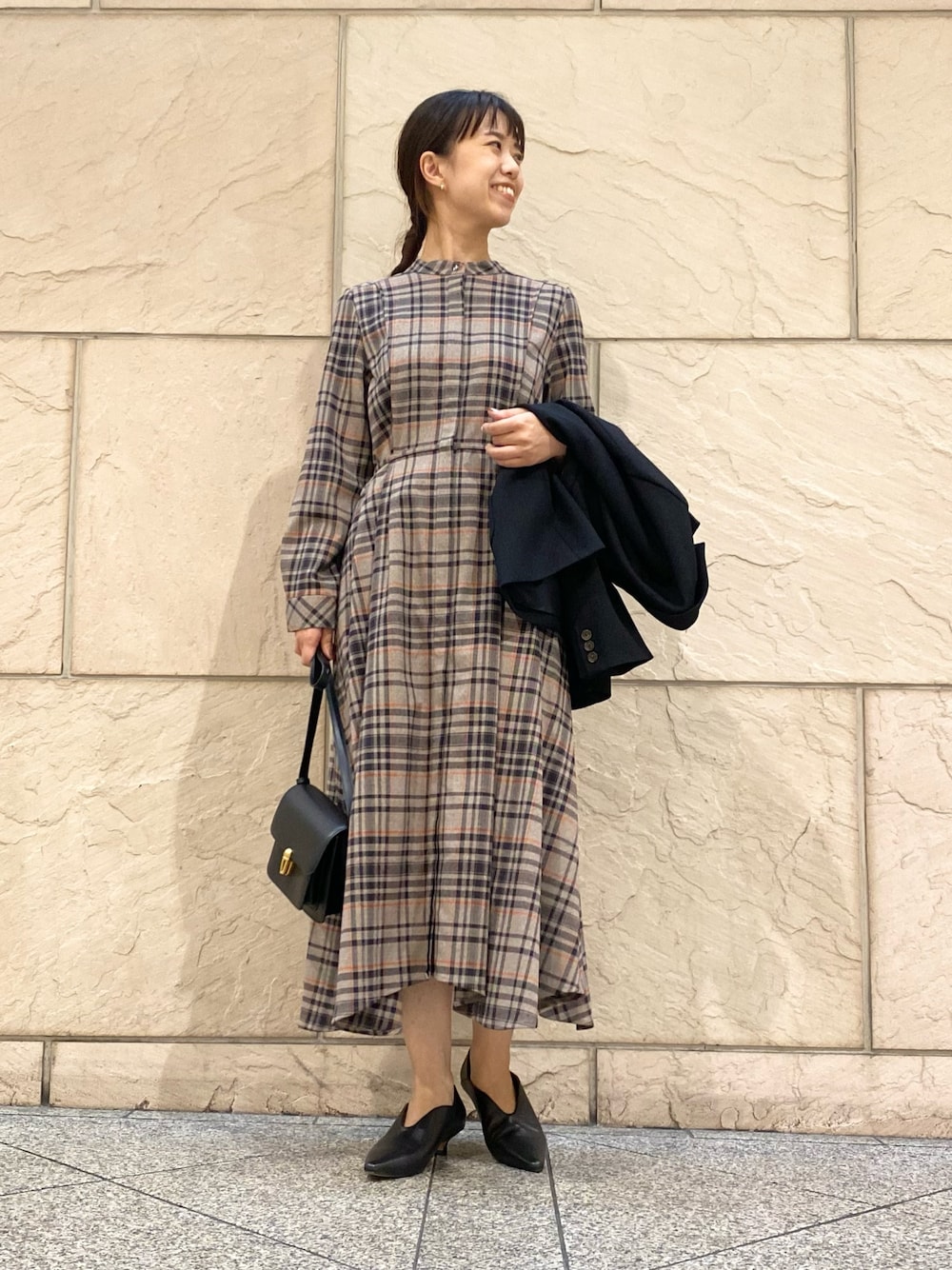 「URBAN RESEARCH ROSSO、URBAN RESEARCH、秋っぽコーデ更新中、ワンピース、ブラウン、チェック、お出かけコーデ、オトナカジュアル、秋服、秋カラー、ジャケット、イエベ秋、高身長、おでかけコーデ」｜「URBAN RESEARCH ROSSO WOMENの『WEB限定』イレギュラーヘムワンピース（シャツワンピース、ブラウン系）」を使った、matsuさん（レディース・162cm）の秋コーディネートの1枚目の写真