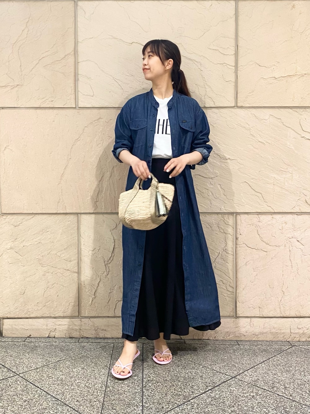 「URBAN RESEARCH ROSSO、URBAN RESEARCH、LEE、Lee×ROSSO、休日スタイル、お出かけコーデ、デニムワンピース、ロゴT」｜「Leeの『別注』Lee×ROSSO　BELTED DENIM DRESS（シャツワンピース、ブルー系）」を使った、matsuさん（レディース・162cm）の春コーディネートの1枚目の写真