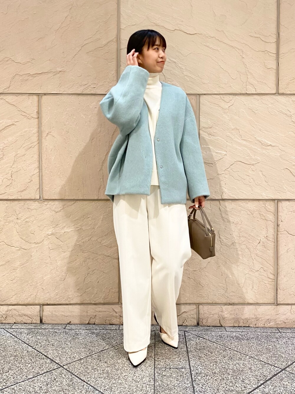 「URBAN RESEARCH ROSSO、URBAN RESEARCH、ROSSO、冬コーデ、ホワイトコーデ、クリスマスに着たい服、きれいめカジュアル、タートルネック、淡色コーデ、アウターコーデ、ショートコート、ミントグリーン、イエベ秋、骨格ウェーブ」｜「URBAN RESEARCH ROSSO WOMENのモヘア混シャギーミドルジャケット（ノーカラージャケット、グリーン系）」を使った、matsuさん（レディース・162cm）の冬コーディネートの1枚目の写真