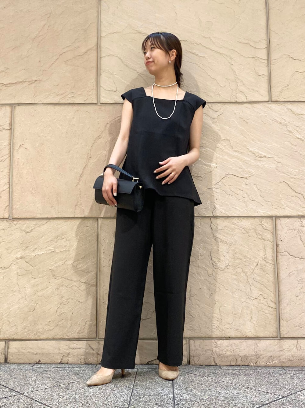 「大人カジュアル、キレイめ、きれいめカジュアル、パンツ、夏コーデ、オフィスカジュアル、フェミニン、ROSSO、夏服、オンオフ兼用、オンオフ、大人かわいい、20代後半、骨格ウェーブ、着映え」｜「URBAN RESEARCH ROSSO WOMENの【MADE IN JAPAN】オリジナルスウェードパンプス（パンプス、ブラウン系）」を使った、matsuさん（レディース・162cm）の夏コーディネートの1枚目の写真