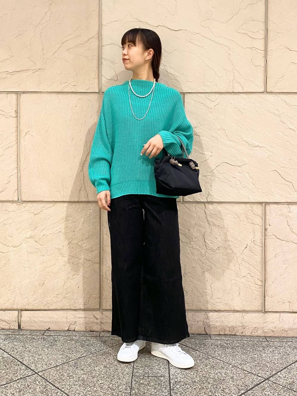 「URBAN RESEARCH ROSSO、URBAN RESEARCH、ROSSO、クリスマスに着たい服、冬コーデ、休日スタイル、大人コーデ、あったかコーデ、ニットコーデ、オトナカジュアル、カラーニット、グリーン、デニム、イエベ秋、骨格ウェーブ」｜「URBAN RESEARCH ROSSO WOMENのボートネックバックスリット畦ニット（ニット/セーター、グリーン系）」を使った、matsuさん（レディース・162cm）の冬コーディネートの1枚目の写真