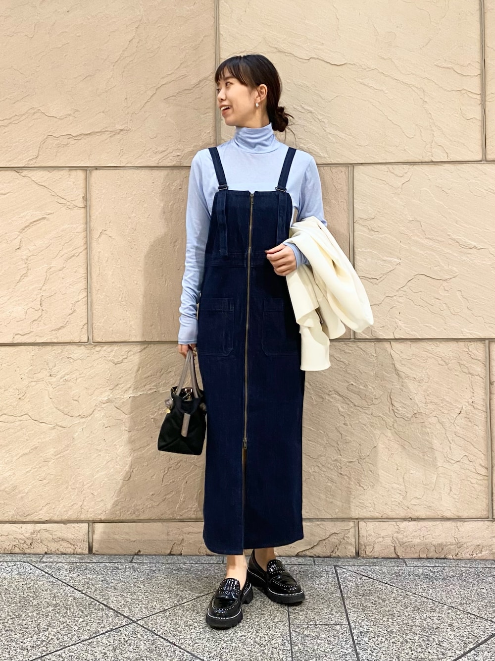 「URBAN RESEARCH ROSSO、ROSSO、URBAN RESEARCH、デニム、お出かけコーデ、デートコーデ、きれいめカジュアル、ジャンパースカート、デニムワンピース、LEE、タートルネック、オトナカジュアル、イエベ秋、骨格ウェーブ」｜「URBAN RESEARCH ROSSO WOMENのシルク混タートルネックプルオーバー（Tシャツ/カットソー、ブルー系）」を使った、matsuさん（レディース・162cm）の冬コーディネートの1枚目の写真