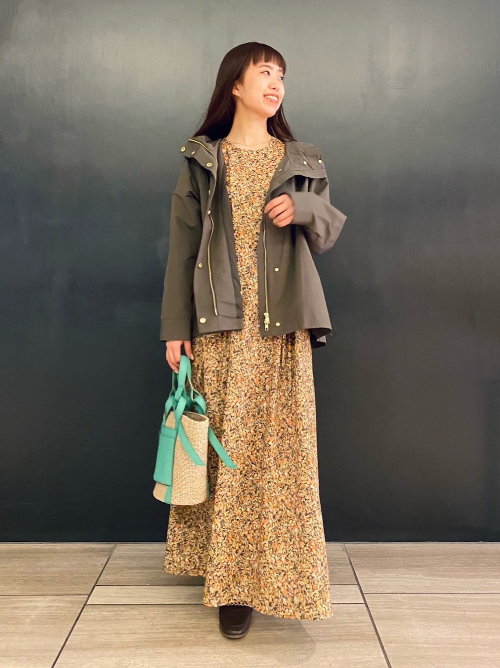 「URBAN RESEARCH、URBAN RESEARCH ROSSO、春服デビュー宣言、きれいめカジュアル、春アウター、ローファー、おでかけコーデ、ワンピース、花柄、柄ワンピース、ブルゾン」｜「URBAN RESEARCH ROSSO WOMENのバックタックボリュームフードブルゾン（ブルゾン、グレー系）」を使った、matsuさん（レディース・162cm）の春コーディネートの1枚目の写真