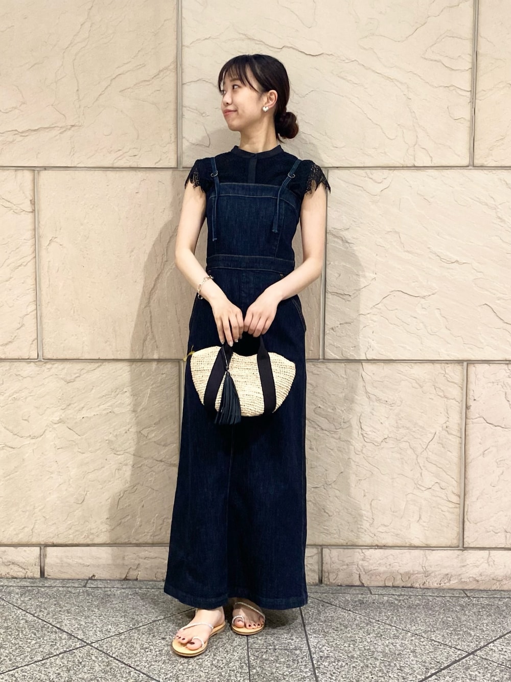 「URBAN RESEARCH ROSSO、モノトーン、きれいめカジュアル、デニム、デートコーデ、ワンピース、夏コーデ、お出かけコーデ、大人ファッション、デニムワンピース、キャミワンピ、LEE」｜「URBAN RESEARCH ROSSO WOMENの『一部WEB限定カラー』ウォッシャブルヨークレースブラウス（シャツ/ブラウス、ブラック系）」を使った、matsuさん（レディース・162cm）の夏コーディネートの1枚目の写真