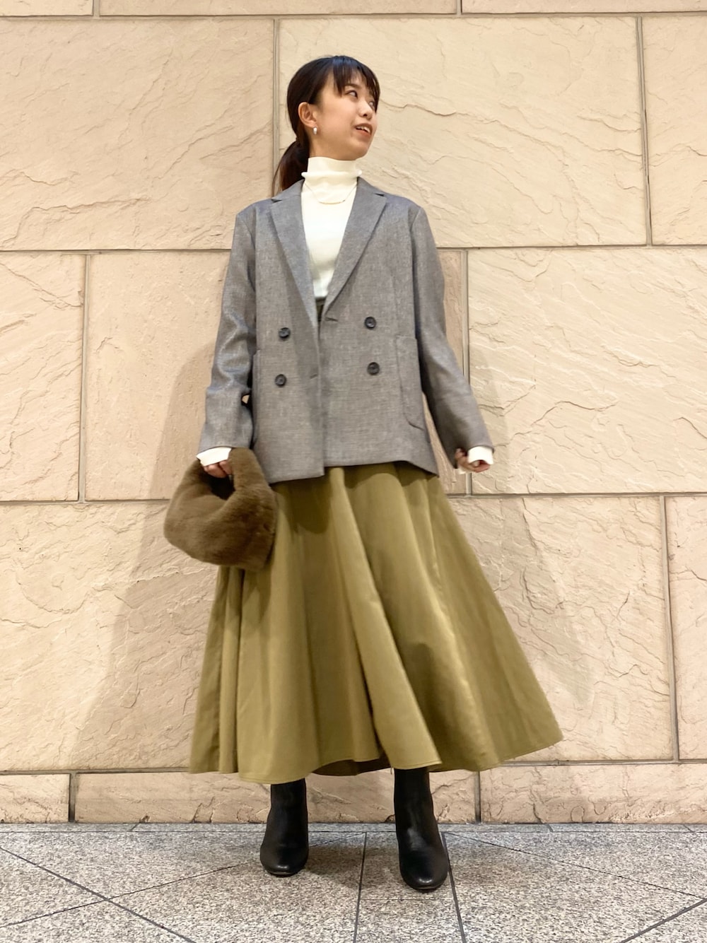 「URBAN RESEARCH ROSSO、URBAN RESEARCH、デートコーデ、お出かけコーデ、秋コーデ、テーラードジャケット、ジャケット、フレアスカート、ファーバッグ、秋色、大人カジュアル、オトナカジュアル、今日のコーデ、イエベ秋」｜「URBAN RESEARCH ROSSO WOMENのタフタロングフレアスカート（スカート、イエロー系）」を使った、matsuさん（レディース・162cm）の秋コーディネートの1枚目の写真