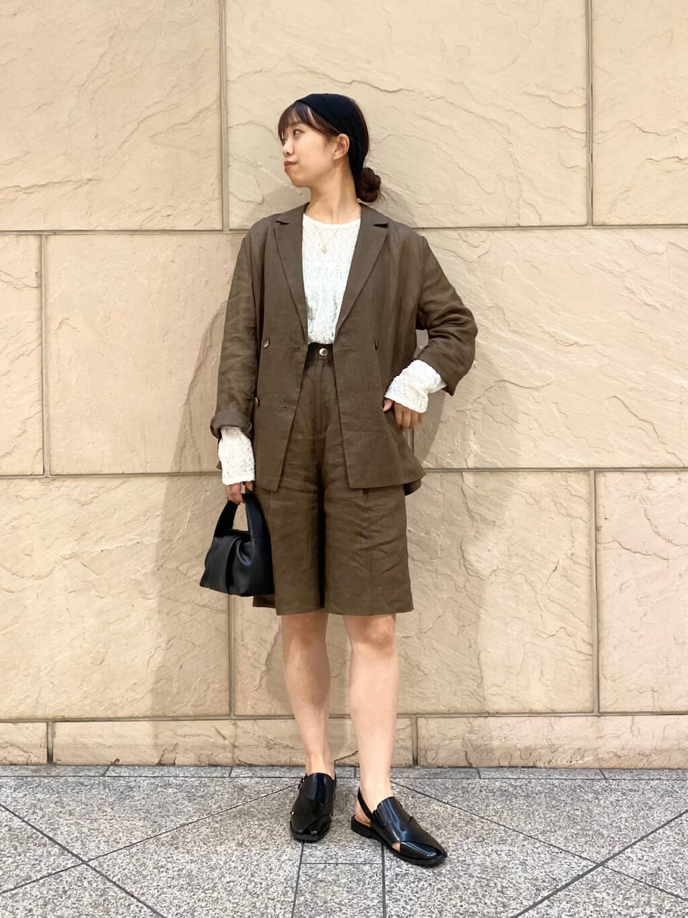 「セットアップ、キレイめ、きれいめカジュアル、パンツ、春コーデ、春服、newarrival、ハーフパンツ、フェミニン、ROSSO、ショートパンツ、オンオフ兼用、オンオフ、大人かわいい、20代後半」｜「URBAN RESEARCH ROSSO WOMENのストレッチレースプルオーバー（Tシャツ/カットソー、ホワイト系）」を使った、matsuさん（レディース・162cm）の春コーディネートの1枚目の写真