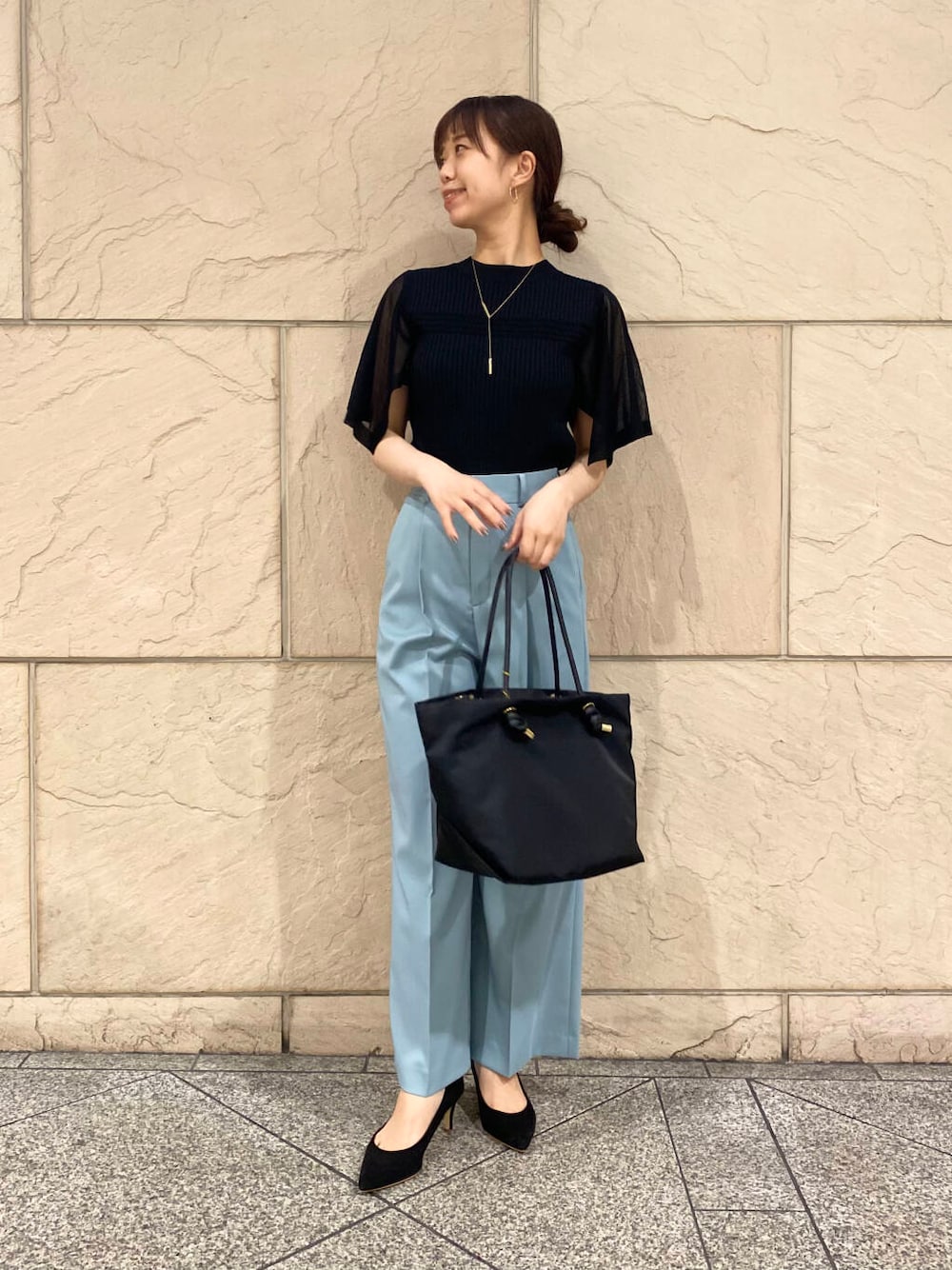 「大人カジュアル、キレイめ、きれいめカジュアル、パンツ、春コーデ、春服、夏コーデ、newarrival、オフィスカジュアル、フェミニン、ROSSO、夏服、オンオフ兼用、オンオフ、大人かわいい」｜「URBAN RESEARCH ROSSO WOMENの『MADE IN JAPAN』オリジナルスウェードパンプス（パンプス、ブラック系）」を使った、matsuさん（レディース・162cm）の春コーディネートの1枚目の写真