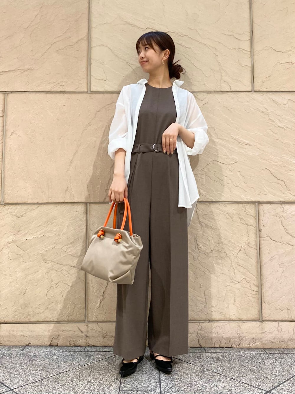 「大人カジュアル、キレイめ、きれいめカジュアル、パンツ、夏コーデ、newarrival、オフィスカジュアル、フェミニン、ROSSO、夏服、オンオフ兼用、オンオフ、大人かわいい、20代後半、骨格ウェーブ」｜「URBAN RESEARCHのポインテッドバックストラップシューズ（パンプス、ブラック系）」を使った、matsuさん（レディース・162cm）の春コーディネートの1枚目の写真