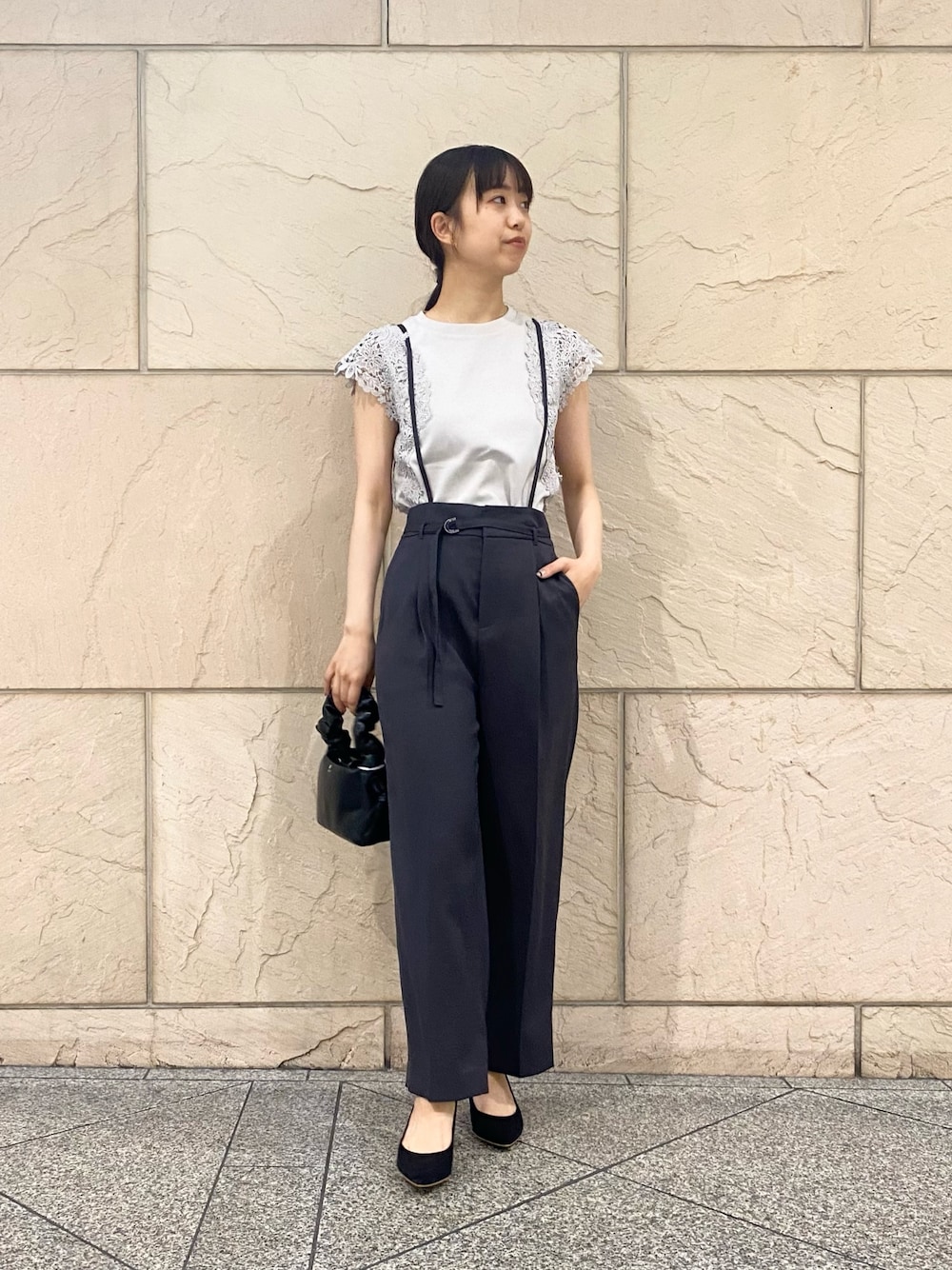 「URBAN RESEARCH ROSSO、URBAN RESEARCH、初夏コーデ、モノトーン、シンプルコーデ、カジュアル、ラクチンコーデ、オフィスカジュアル、着回しコーデ、サロペット、パンツスタイル、レース、カットソー、きれいめカジュアル」｜「URBAN RESEARCH ROSSO WOMENの『一部WEB限定カラー』マルチWAYリネンライクワイドパンツ（その他パンツ、グレー系）」を使った、matsuさん（レディース・162cm）の春コーディネートの1枚目の写真