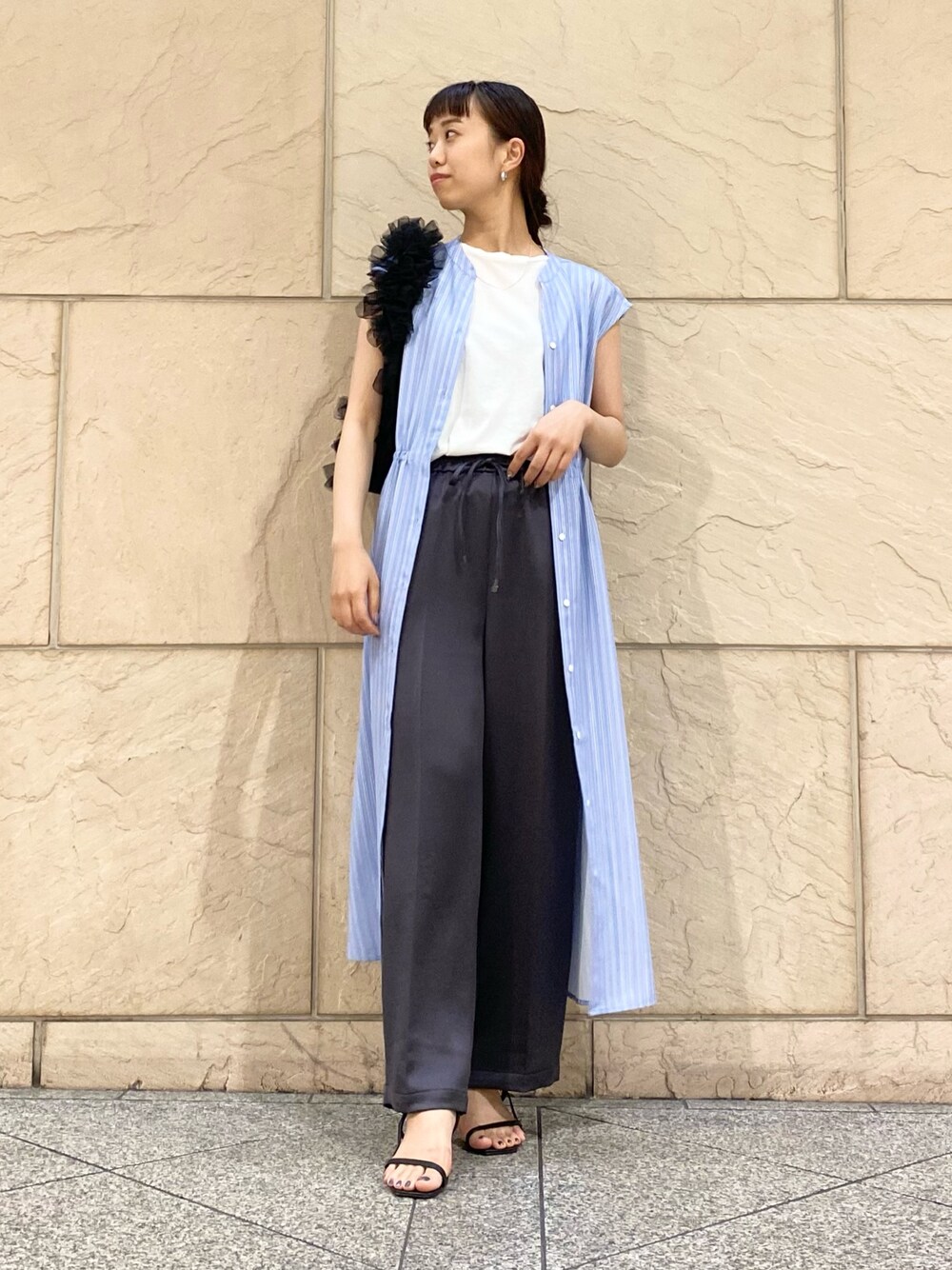 「きれいめカジュアル、おしゃ見えテクニック、URBAN RESEARCH、URBAN RESEARCH ROSSO、ノースリーブ、フリル、スポーツミックス、ワンピース、ジレ、大人カジュアルコーデ、サンダルコーデ、いいね、save、フォローお願いします🤑」｜「URBAN RESEARCH ROSSO WOMENのウォッシャブルシャツワンピース（シャツワンピース、その他）」を使った、matsuさん（レディース・162cm）の夏コーディネートの1枚目の写真