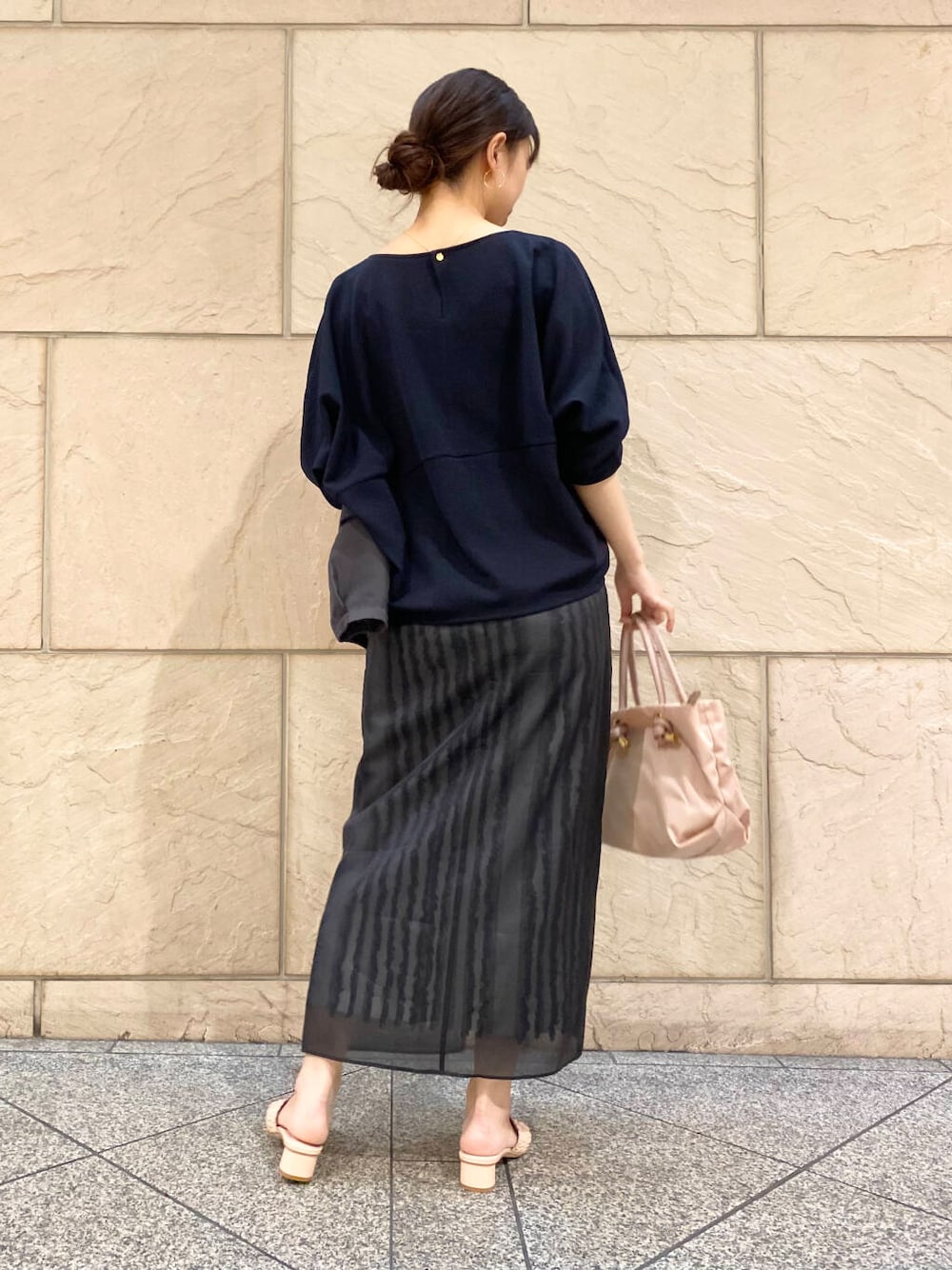 「大人カジュアル、キレイめ、アウター、きれいめカジュアル、ブラウス、春コーデ、春服、春アウター、newarrival、オフィスカジュアル、フェミニン、ROSSO、オンオフ兼用、オンオフ、大人かわいい」｜「URBAN RESEARCH ROSSO WOMENのジョーゼットドルマンプルオーバー（シャツ/ブラウス、ブルー系）」を使った、matsuさん（レディース・162cm）の春コーディネートの1枚目の写真
