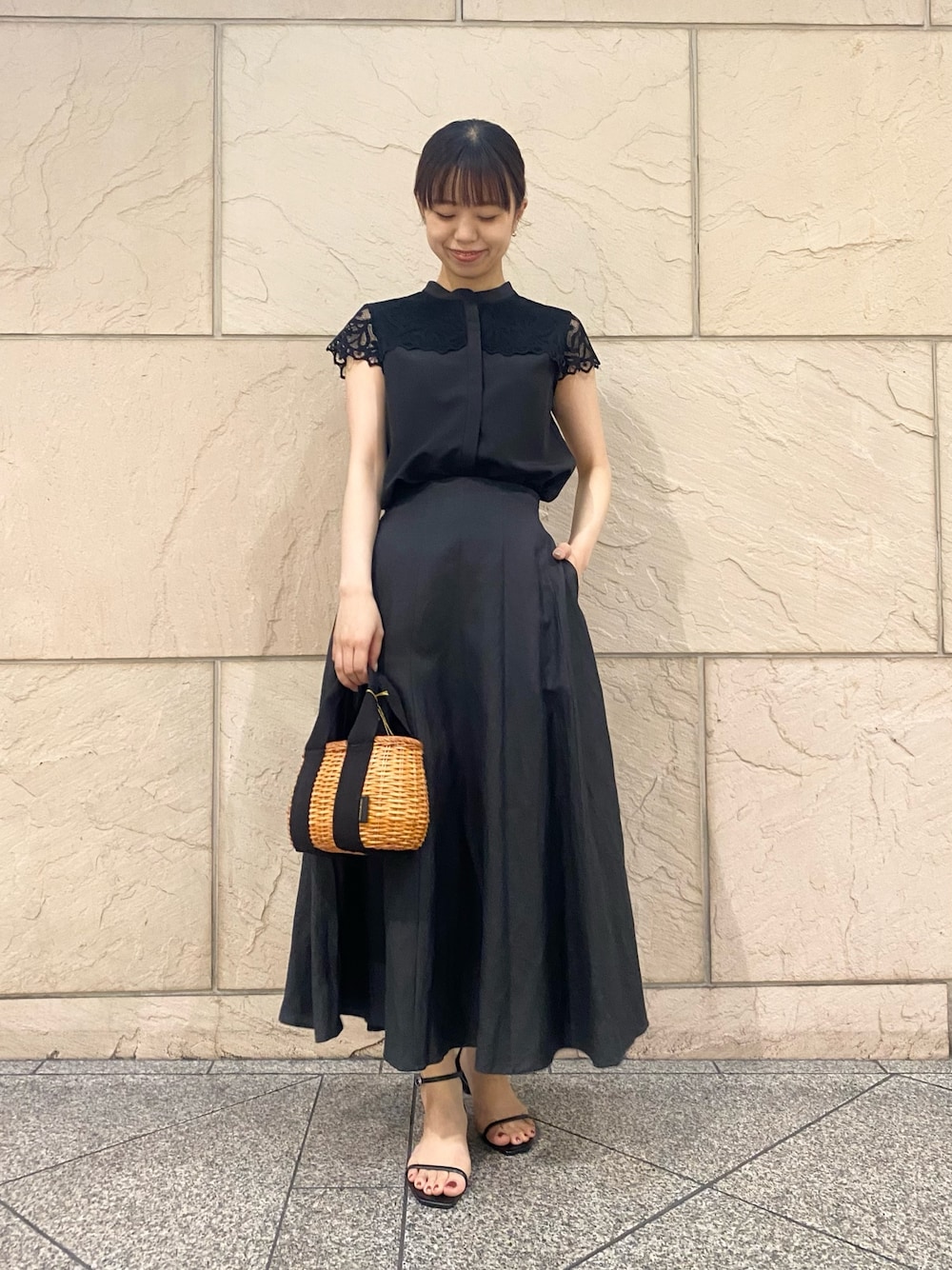 「URBAN RESEARCH ROSSO、URBAN RESEARCH、シンプルコーデ、オフィスカジュアル、春夏コーデ、ロングスカート、ブラック、ブラックコーデ、モノトーン、レース、ブラウス、フレアスカート、初夏コーデ、大人コーデ、スカート」｜「URBAN RESEARCH ROSSO WOMENの『一部WEB限定カラー』ウォッシャブルヨークレースブラウス（シャツ/ブラウス、ブラック系）」を使った、matsuさん（レディース・162cm）の春コーディネートの1枚目の写真