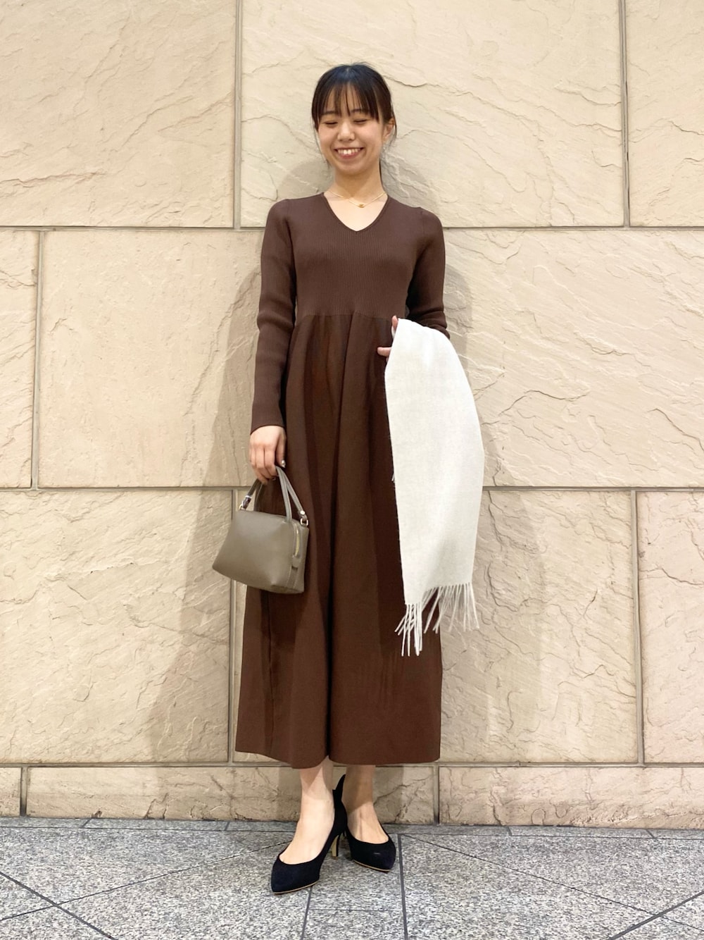 「URBAN RESEARCH ROSSO、ROSSO、URBAN RESEARCH、きれいめカジュアル、ニット、ニットワンピース、お出かけコーデ、大人女子、ホテルランチ、ホテルディナー、ワンピース、ブラウン、ストール、イエベ秋、骨格ウェーブ」｜「URBAN RESEARCH ROSSO WOMENのフォルムシルエットVネックリブワンピース（ワンピース、ブラウン系）」を使った、matsuさん（レディース・162cm）の冬コーディネートの1枚目の写真