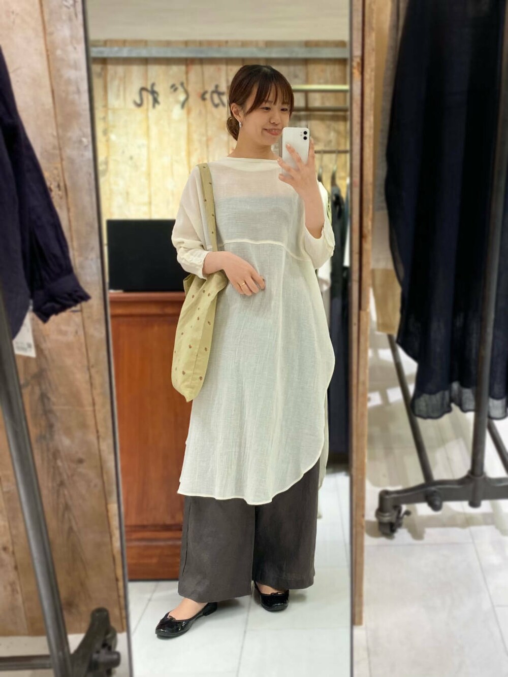 「大人カジュアル、きれいめカジュアル、パンツ、夏コーデ、休日スタイル、ROSSO、夏服、オンオフ兼用、オンオフ、20代後半、骨格ウェーブ、着映え、イエベ秋、ウェーブ×イエベ秋、骨格ウェーブ×パンツ」｜「かぐれのリネンイージーパンツ（その他パンツ、グレー系）」を使った、matsuさん（レディース・162cm）の春コーディネートの1枚目の写真