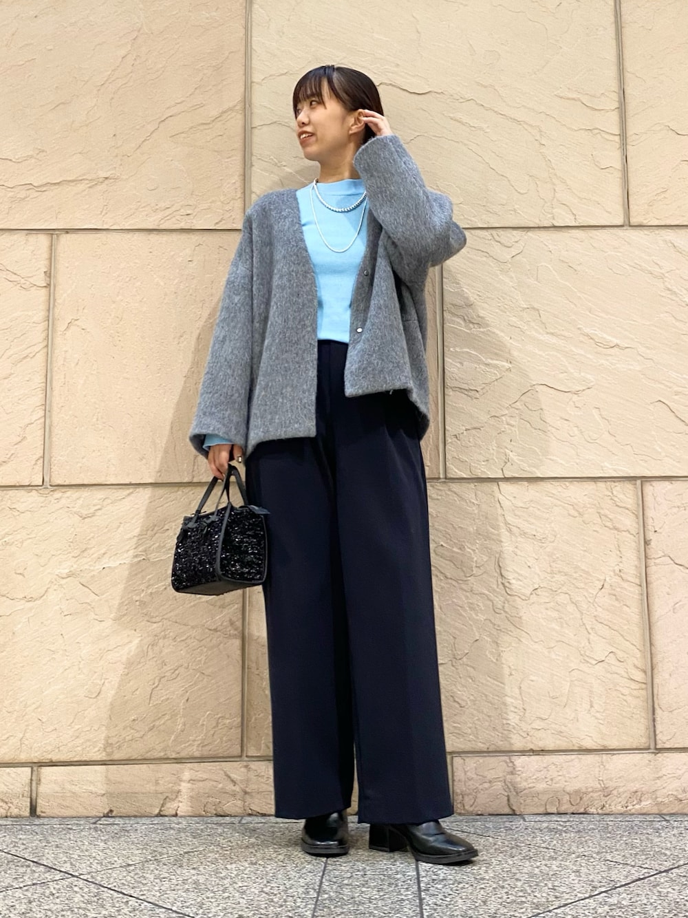 「URBAN RESEARCH、URBAN RESEARCH ROSSO、ROSSO、冬アウター、冬コーデ、きれいめカジュアル、オトナカジュアル、ニット、秋冬コーデ、カラーニット、シャギーコート、シャギー、ブルー、イエベ秋、骨格ウェーブ」｜「URBAN RESEARCH ROSSO WOMENのCHIGNON　マルチWAY丸玉チェーンネックレス（ネックレス、シルバー系）」を使った、matsuさん（レディース・162cm）の秋コーディネートの1枚目の写真