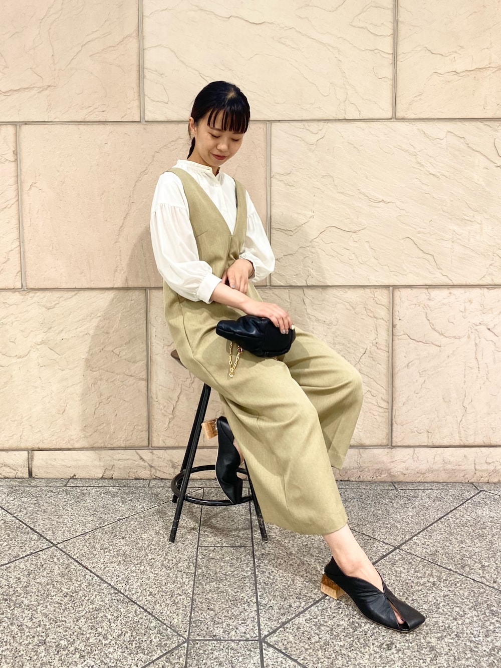 「URBAN RESEARCH ROSSO、URBAN RESEARCH、秋服準備はじめました、お出かけコーデ、今日のコーデ、大人コーデ、きれいめカジュアル、オールインワン」｜「URBAN RESEARCH ROSSO WOMENのチンツシアーギャザーブラウス（シャツ/ブラウス、ホワイト系）」を使った、matsuさん（レディース・162cm）の夏コーディネートの1枚目の写真