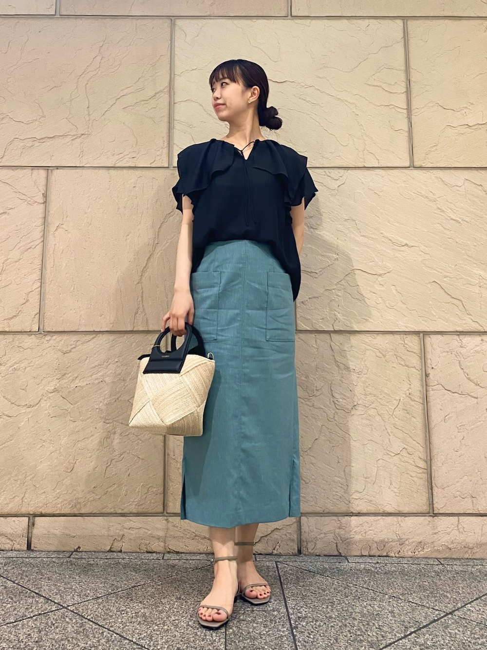 「URBAN RESEARCH ROSSO、URBAN RESEARCH、オフィスカジュアル、春夏コーデ、きれいめカジュアル、大人カジュアル、大人ガーリー、キレイめ、タイトスカート、ブルー、ラッフルフリル、フリルトップス、フリルブラウス」｜「URBAN RESEARCH ROSSOのイージーケアフレアブラウス（シャツ/ブラウス、ブラック系）」を使った、matsuさん（レディース・162cm）の春コーディネートの1枚目の写真