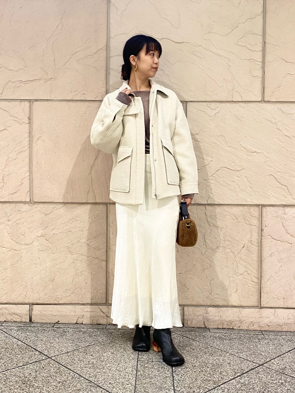 「URBAN RESEARCH ROSSO、URBAN RESEARCH、秋っぽコーデ更新中、オトナカジュアル、ブーツ、マーメイドスカート、ファーバッグ、秋コーデ、ベロア、ブルゾン、アウター、おでかけコーデ、秋アウター、イエベ秋」｜「URBAN RESEARCH ROSSO WOMENのウールツイードブルゾン（ブルゾン、ホワイト系）」を使った、matsuさん（レディース・162cm）の秋コーディネートの1枚目の写真