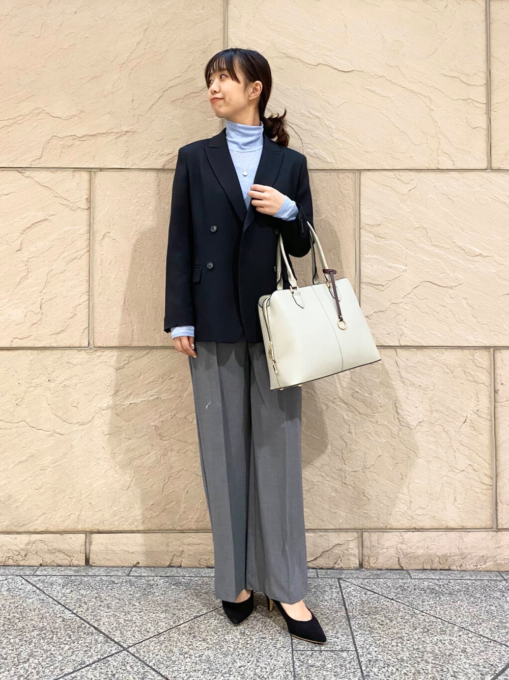 「大人カジュアル、キレイめ、きれいめカジュアル、パンツ、春コーデ、着回しコーデ、入学式、春服、newarrival、オフィスカジュアル、ROSSO、オンオフ兼用、オンオフ、20代後半、食事会」｜「URBAN RESEARCH ROSSO WOMENの『MADE IN JAPAN』オリジナルスウェードパンプス（パンプス、ブラック系）」を使った、matsuさん（レディース・162cm）の冬コーディネートの1枚目の写真