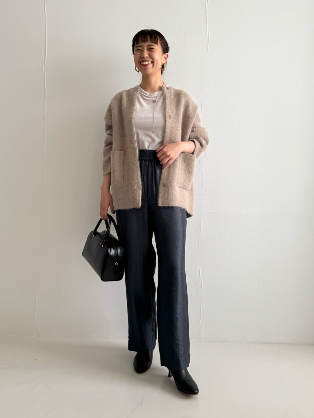 「URBAN RESEARCH ROSSO、URBAN RESEARCH、ブラウン、秋服準備はじめました、カーディガン、秋コーデ、秋冬コーデ、ゆるコーデ、きれいめカジュアル、イエベ秋、オトナカジュアル、ニット、イージーパンツ、パンツスタイル」｜「URBAN RESEARCH ROSSO WOMENのエアリーニットジャケット（カーディガン/ボレロ、ブラウン系）」を使った、matsuさん（レディース・162cm）の秋コーディネートの1枚目の写真