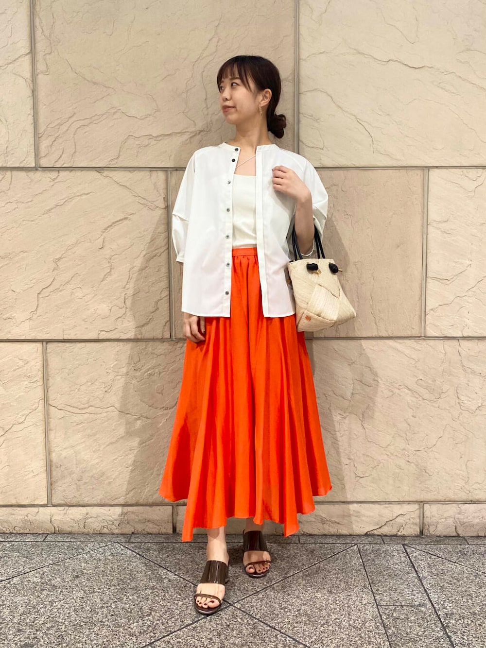 「大人カジュアル、キレイめ、きれいめカジュアル、春コーデ、春服、夏コーデ、newarrival、休日スタイル、フェミニン、ROSSO、夏服、オンオフ兼用、オンオフ、大人かわいい、20代後半」｜「URBAN RESEARCH ROSSO WOMENのVIOLAd’ORO　アバカメッシュ2WAYバッグ（ショルダーバッグ、ベージュ系）」を使った、matsuさん（レディース・162cm）の春コーディネートの1枚目の写真