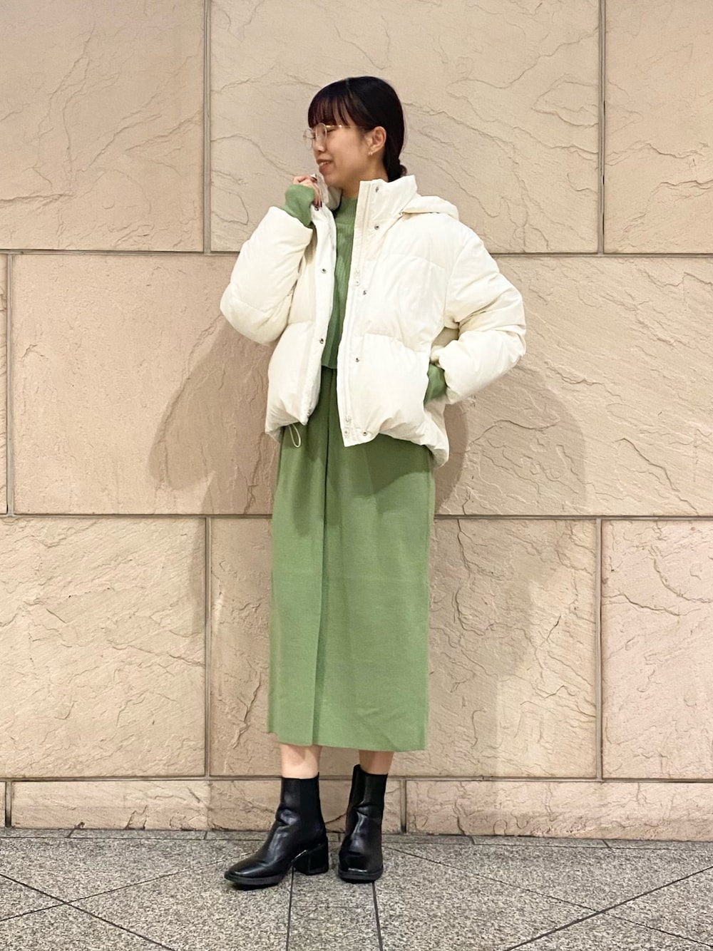 「URBAN RESEARCH ROSSO、URBAN RESEARCH、ROSSO、冬コーデ、ニット、クリスマスに着たい服、きれいめカジュアル、冬アウター、クリスマスコーデ、シンプルスタイル、ダッフルコート、ニットワンピース、ショートダウン、ブローチ、イエベ秋」｜「URBAN RESEARCH ROSSO WOMENのfrenchdownショートダウンコート（ダウンジャケット/コート、ホワイト系）」を使った、matsuさん（レディース・162cm）の冬コーディネートの1枚目の写真