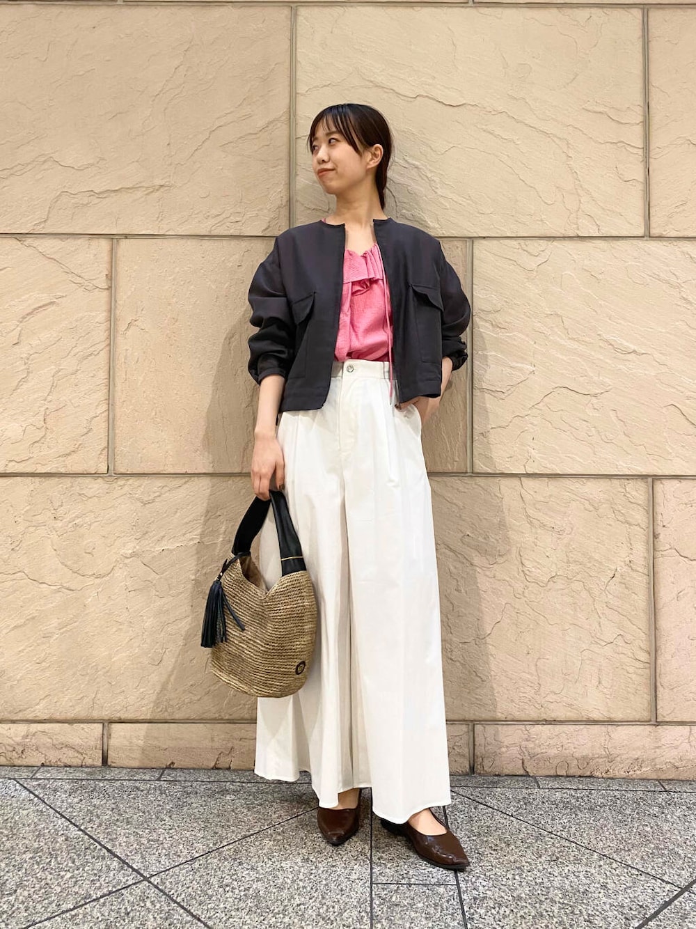 「大人カジュアル、キレイめ、きれいめカジュアル、ブラウス、パンツ、春コーデ、春服、お花見、newarrival、休日スタイル、ROSSO、大人かわいい、20代後半、お花見コーデ、骨格ウェーブ」｜「URBAN RESEARCH ROSSO WOMENのオーガンジーシアーブルゾン（ブルゾン、グレー系）」を使った、matsuさん（レディース・162cm）の春コーディネートの1枚目の写真