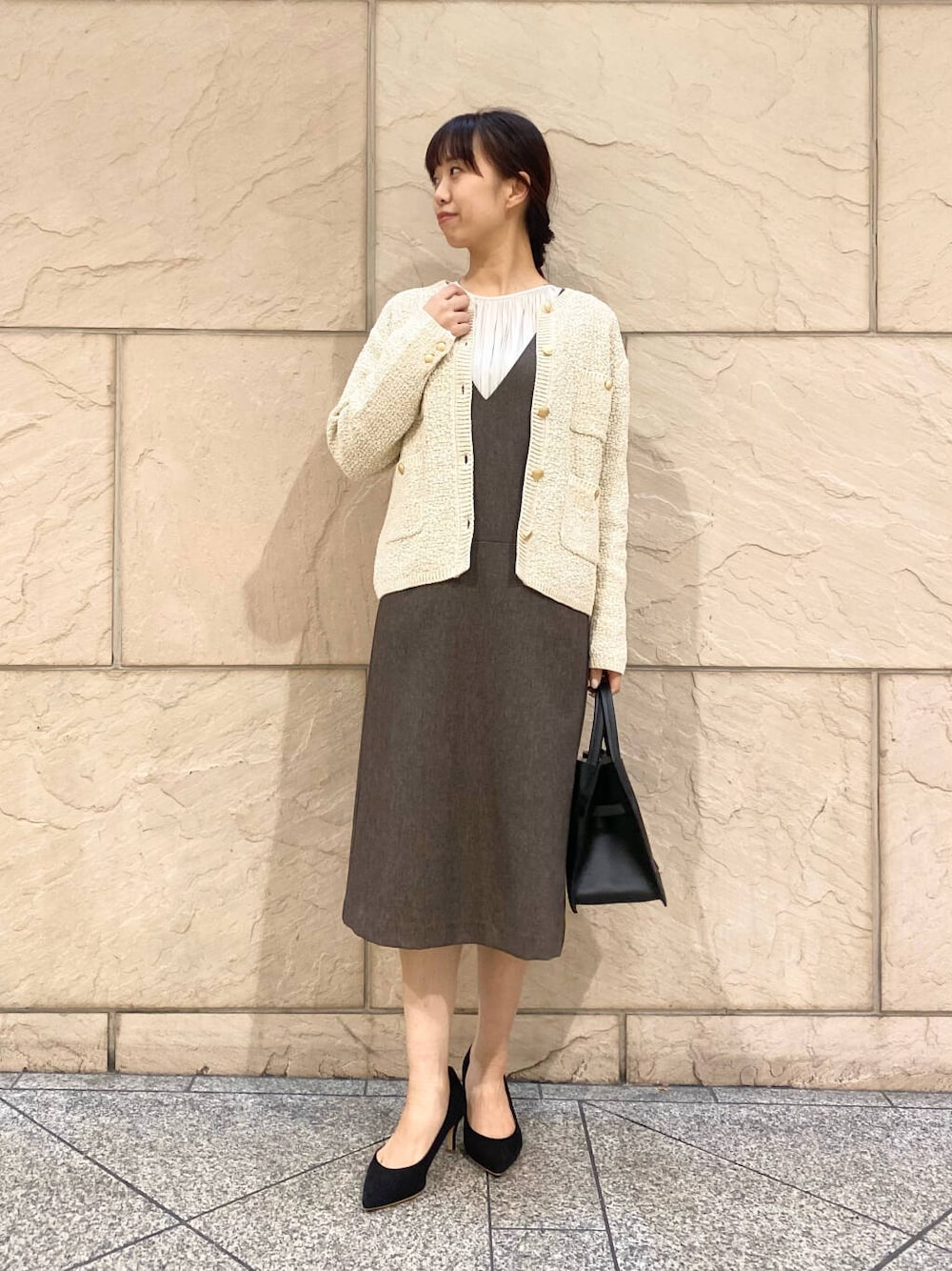 ブラック系のパンプス、ホワイト系のカーディガン/ボレロ、ブラウン系のワンピースを着用したレディースの秋コーディネートの1枚目の写真