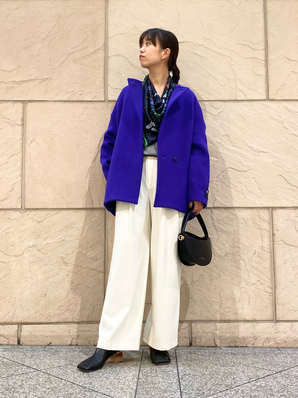 「URBAN RESEARCH ROSSO、URBAN RESEARCH、ROSSO、冬アウター、お出かけコーデ、キレイめカジュアル、オトナカジュアル、ショートコート、ノーカラーコート、コート、ブルー、スカーフ、ホワイトパンツ、パープル、イエベ秋」｜「manipuriのmanipuri　65フロシス（バンダナ/スカーフ、ブラック系）」を使った、matsuさん（レディース・162cm）の冬コーディネートの1枚目の写真