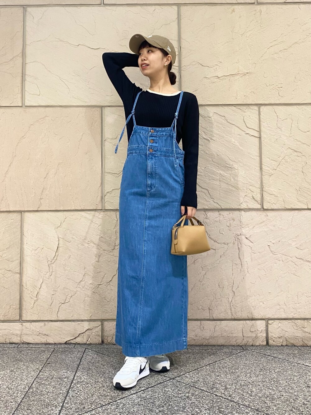 「URBAN RESEARCH ROSSO、URBAN RESEARCH、NIKE、NEW ERA、キャップ、サロペット、ジャンパースカート、Wrangler、スニーカー、ミニバッグ」｜「URBAN RESEARCH ROSSOの『別注』Wrangler×ROSSO　SALOPETTE SKIRT（サロペット/オーバーオール、ブルー系）」を使った、matsuさん（レディース・162cm）の春コーディネートの1枚目の写真
