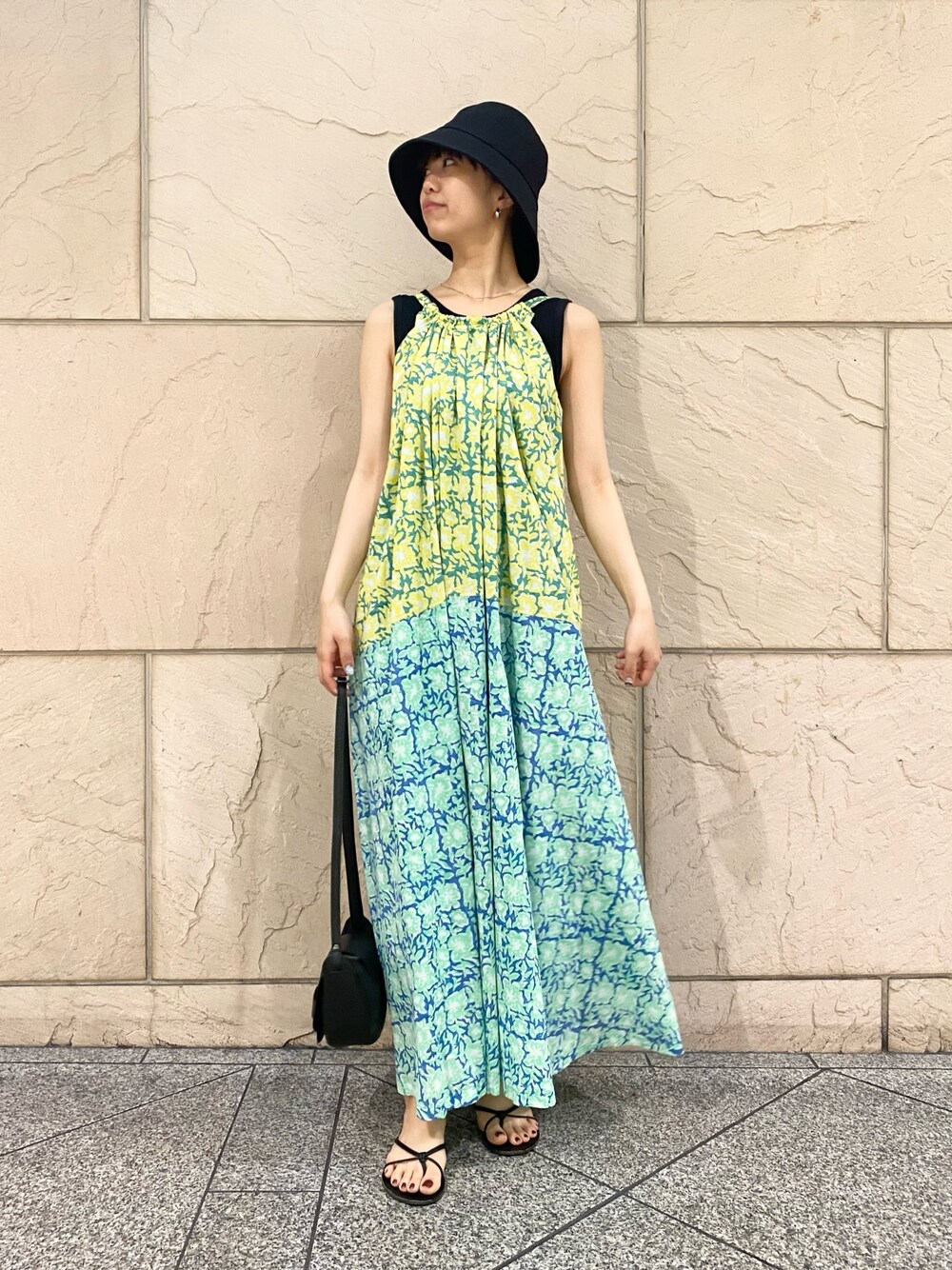 「URBAN RESEARCH ROSSO、URBAN RESEARCH、お出かけコーデ日記、ビタミンカラー、キャミワンピ、春夏コーデ、休日スタイル、夏コーデ、オトナカジュアル、ラクチンコーデ、ワンピース、柄ワンピース、花柄、花柄ワンピース」｜「sara mallikaのsara mallika　BLOCKFLOWERPRTCAMIDRESS（ワンピース、イエロー系）」を使った、matsuさん（レディース・162cm）の春コーディネートの1枚目の写真