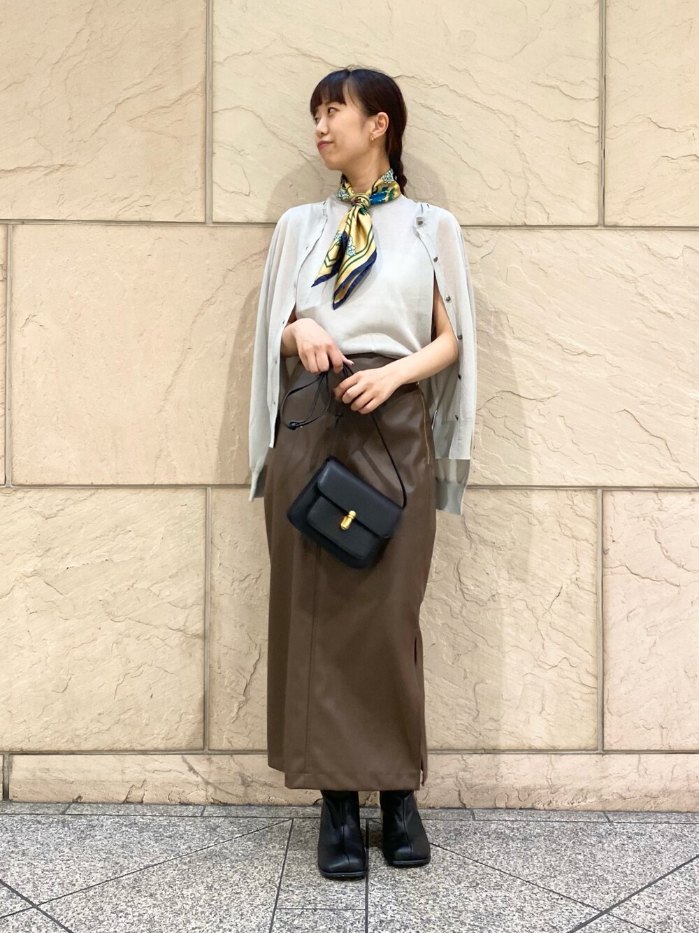「URBAN RESEARCH ROSSO、URBAN RESEARCH、ブラウン、秋服準備はじめました、カーディガン、休日スタイル、秋コーデ、オトナカジュアル、秋服、アンサンブル、ラメ、タイトスカート、レザー」｜「URBAN RESEARCH ROSSO WOMENのフェイクレザースカート（スカート、ブラウン系）」を使った、matsuさん（レディース・162cm）の秋コーディネートの1枚目の写真