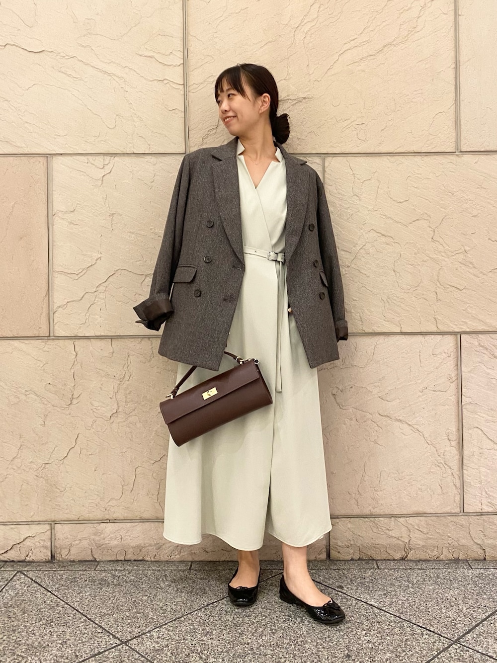 ブラウン系のその他アウター、ベージュ系のワンピース、ブラウン系のショルダーバッグを着用したレディースの秋コーディネートの1枚目の写真