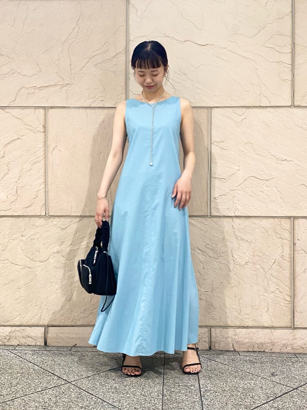 「URBAN RESEARCH ROSSO、URBAN RESEARCH、夏コーデ、休日スタイル、ワンピース、リゾートスタイル、シンプルスタイル、大人コーデ」｜「URBAN RESEARCH ROSSO WOMENのリネン混リボンドレス（ワンピース、ブルー系）」を使った、matsuさん（レディース・162cm）の夏コーディネートの1枚目の写真