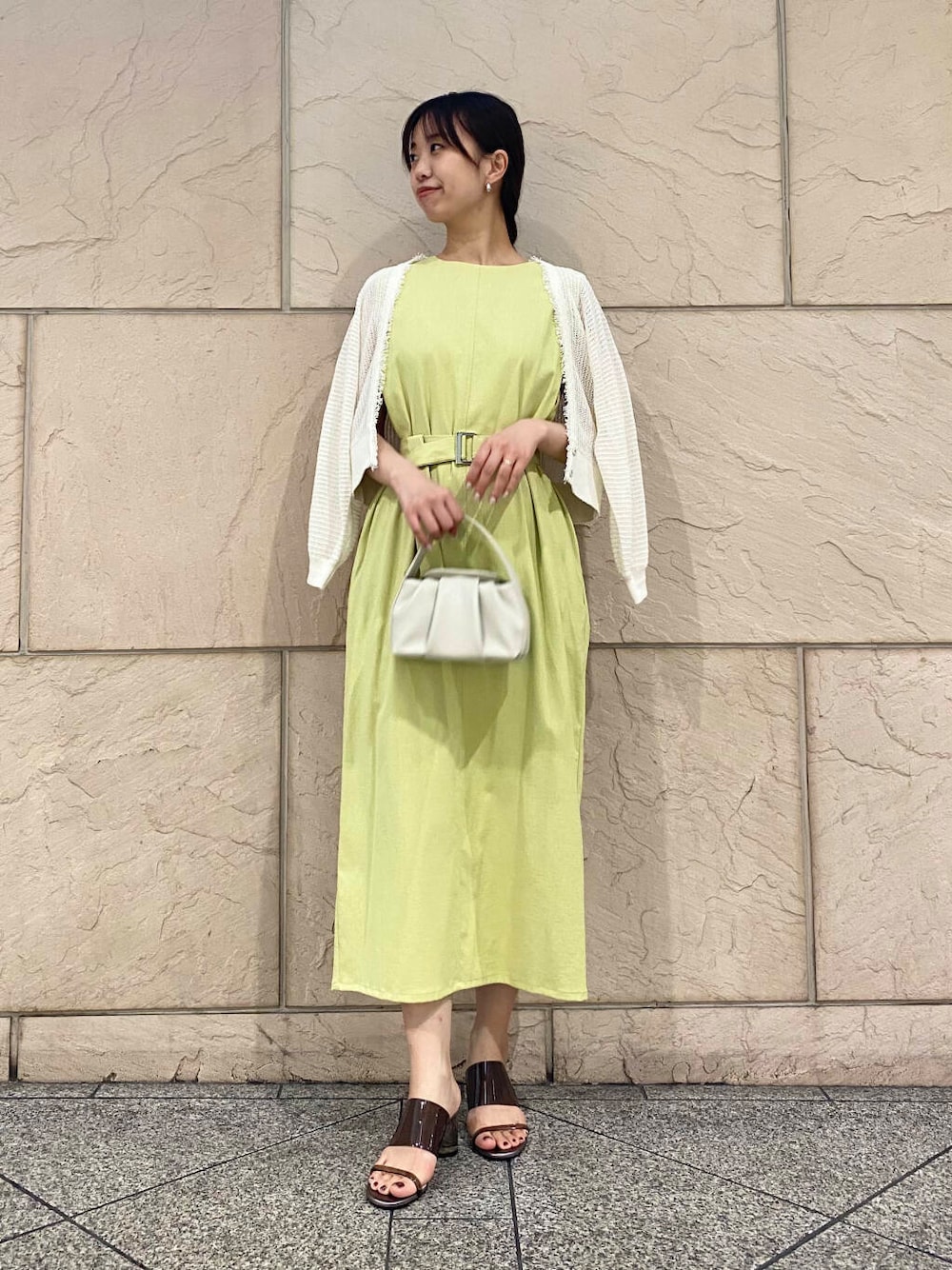 「ワンピース、大人カジュアル、キレイめ、きれいめカジュアル、夏コーデ、休日スタイル、フェミニン、ROSSO、夏服、オンオフ兼用、オンオフ、大人かわいい、20代後半、骨格ウェーブ、夏ワンピース」｜「URBAN RESEARCH ROSSO WOMENのLUMEN　FANTINE BAG（ハンドバッグ、ホワイト系）」を使った、matsuさん（レディース・162cm）の夏コーディネートの1枚目の写真