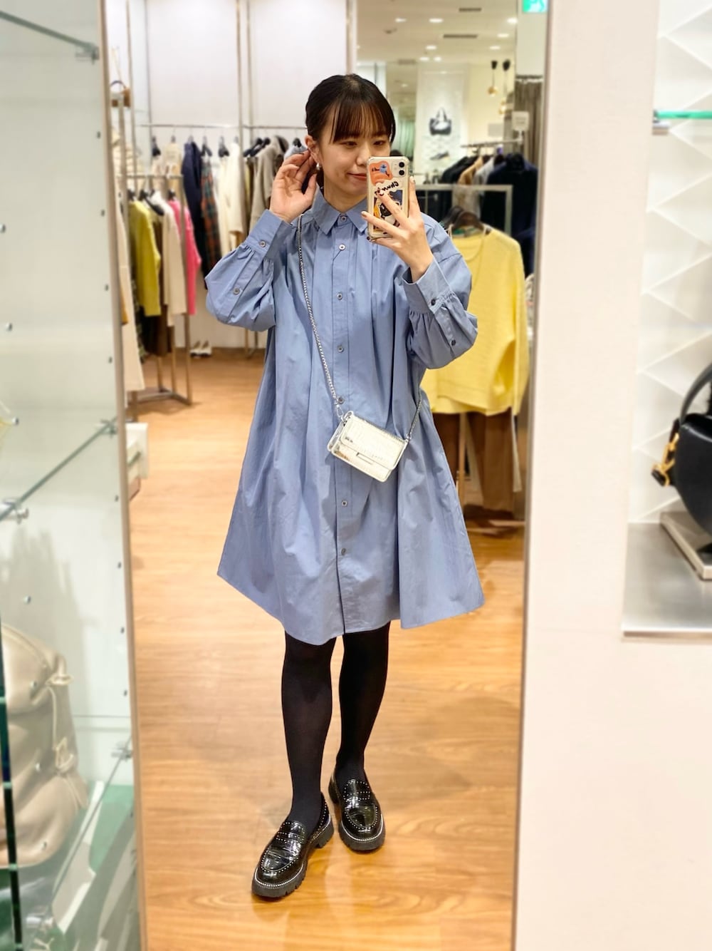 「URBAN RESEARCH ROSSO、URBAN RESEARCH、ROSSO、冬アウター、冬コーデ、きれいめカジュアル、ワンピース、シャツワンピ、ミニワンピ、ローファー、ショートコート、オトナカジュアル、オトナ女子、イエベ秋、骨格ウェーブ」｜「URBAN RESEARCH ROSSO WOMENのミニシャツワンピース（ワンピース、ブルー系）」を使った、matsuさん（レディース・162cm）の冬コーディネートの1枚目の写真