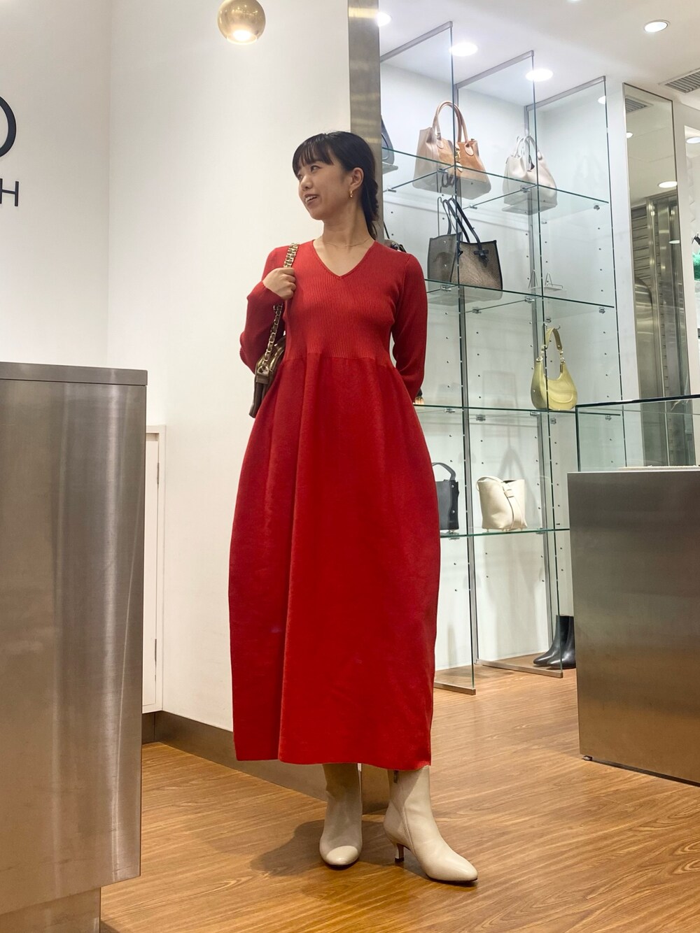 フォルムシルエットVネックリブワンピースを使った人気ファッション