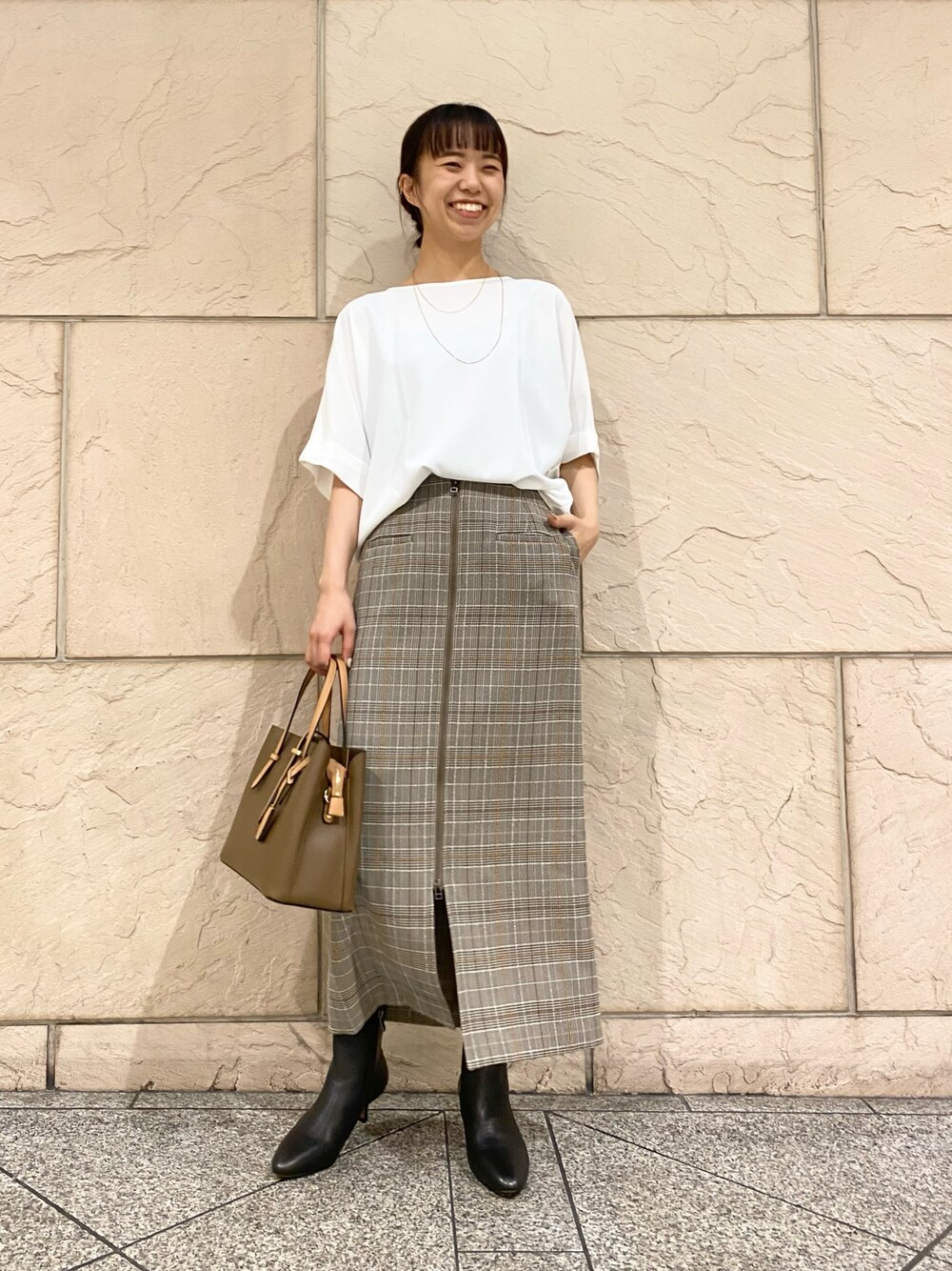 「URBAN RESEARCH ROSSO、URBAN RESEARCH、ブラウン、秋服準備はじめました、デートコーデ、チェック、オトナカジュアル、キレイめコーデ、秋先取りコーデ、スカートスタイル、タイトスカート、ブラウス」｜「URBAN RESEARCH ROSSO WOMENの5分袖バックタックプルオーバー（シャツ/ブラウス、ホワイト系）」を使った、matsuさん（レディース・162cm）の秋コーディネートの1枚目の写真