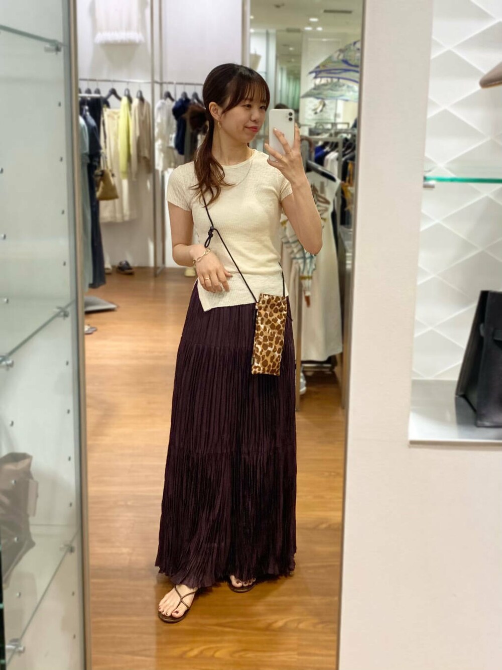「大人カジュアル、キレイめ、きれいめカジュアル、夏コーデ、サマーニット、休日スタイル、フェミニン、manipuri、ROSSO、サンダルコーデ、夏服、大人かわいい、傘、20代後半、夏ニット」｜「URBAN RESEARCHのワッシャープリーツイージースカート（スカート、ブラウン系）」を使った、matsuさん（レディース・162cm）の春コーディネートの1枚目の写真