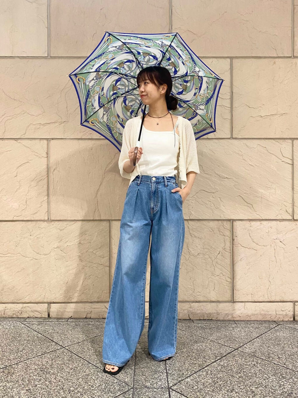 「キレイめ、きれいめカジュアル、パンツ、夏コーデ、newarrival、サマーニット、manipuri、ROSSO、夏服、オンオフ兼用、オンオフ、大人かわいい、傘、20代後半、夏ニット」｜「URBAN RESEARCH ROSSO WOMENの抗菌防臭カップ付デザインタンクトップ（タンクトップ、ホワイト系）」を使った、matsuさん（レディース・162cm）の春コーディネートの1枚目の写真