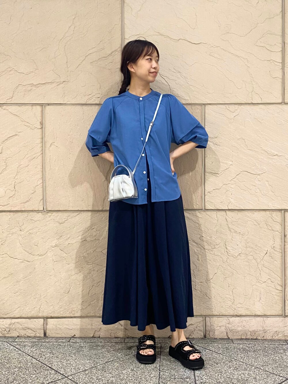 シルバー系のハンドバッグ、ブルー系のその他パンツ、ブルー系のシャツ/ブラウスを着用したレディースの夏コーディネートの1枚目の写真